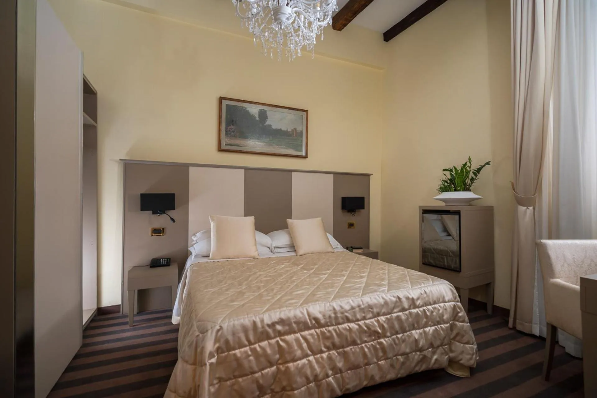 Photo of the whole room, Bed in Albergo Rossini 1936 - Small & Charming