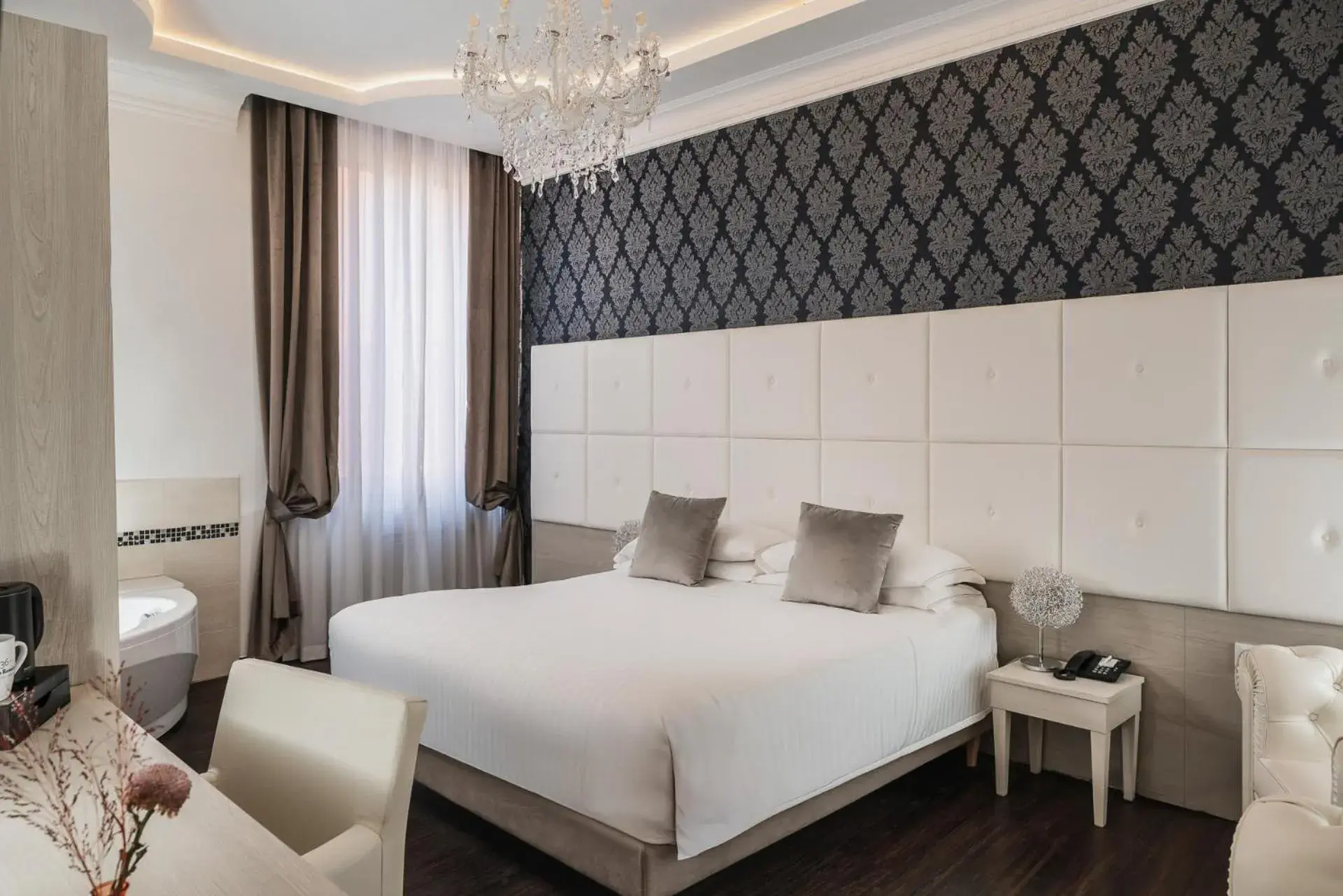 Suite with Spa Bath in Albergo Rossini 1936 - Small & Charming Suite with Spa Bath in Albergo Rossini 1936 - Small & Charming