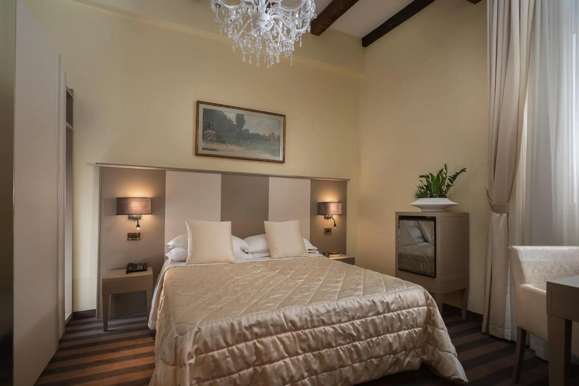 Photo of the whole room, Bed in Albergo Rossini 1936 - Small & Charming