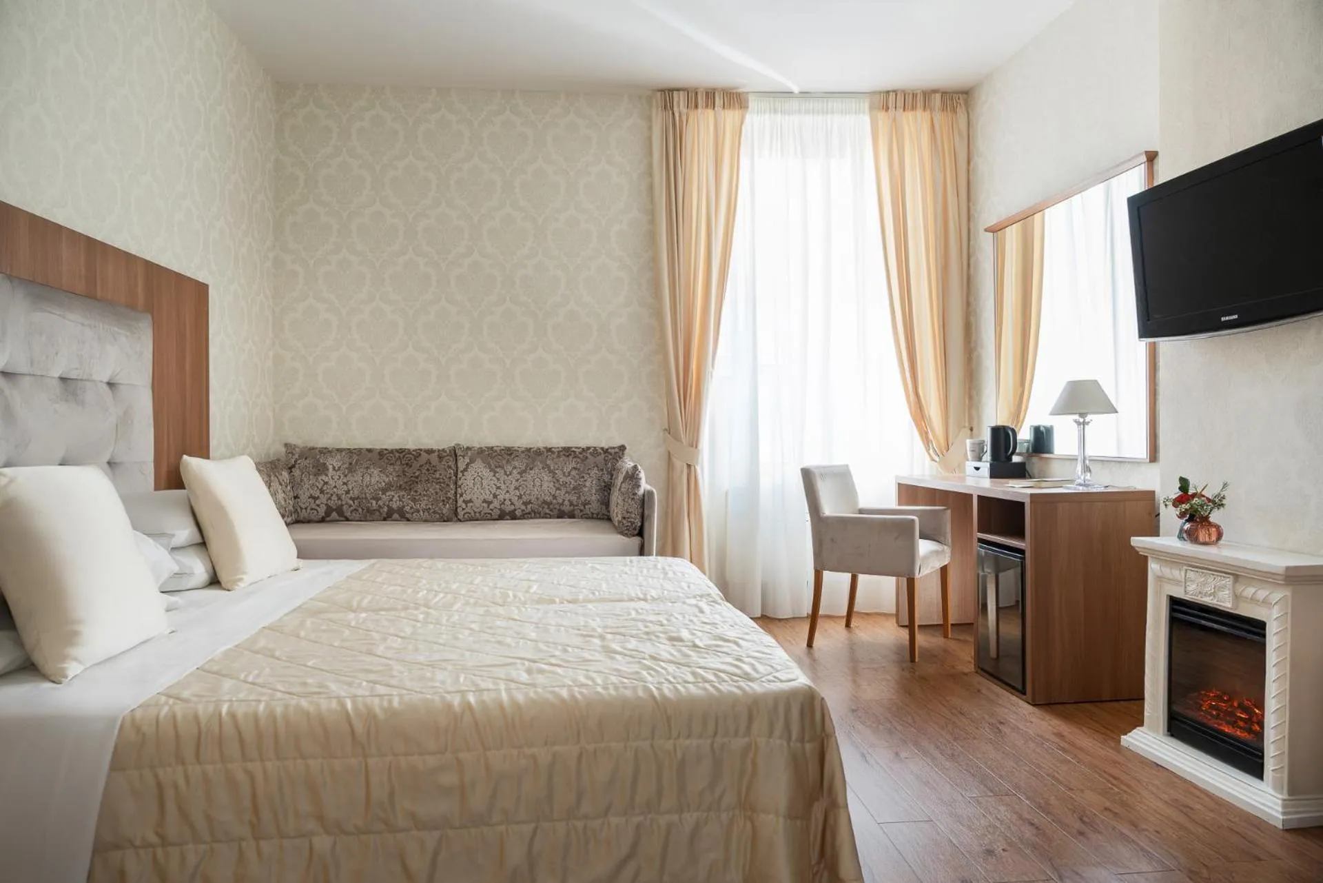 Photo of the whole room, Bed in Albergo Rossini 1936 - Small & Charming