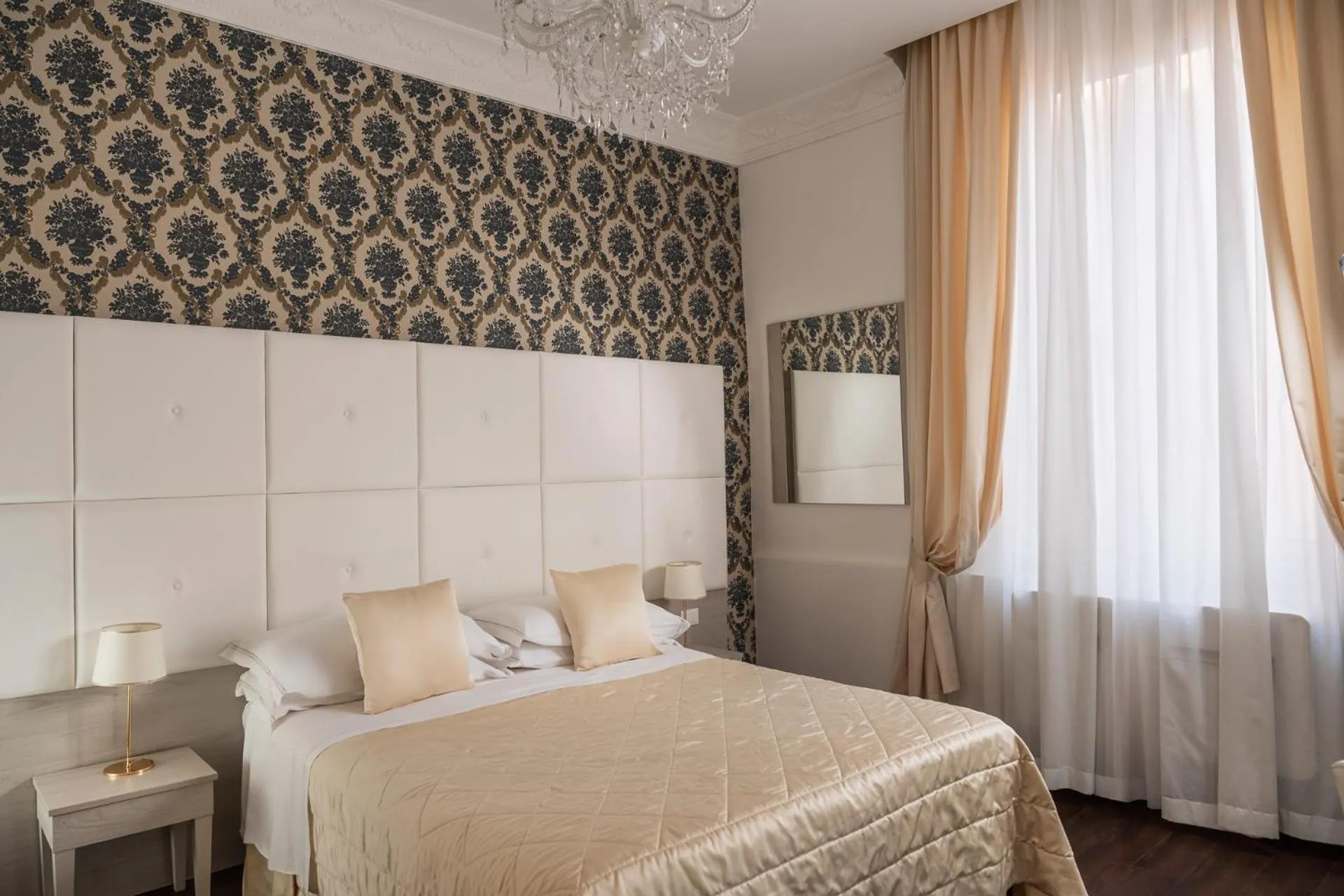 Photo of the whole room, Bed in Albergo Rossini 1936 - Small & Charming