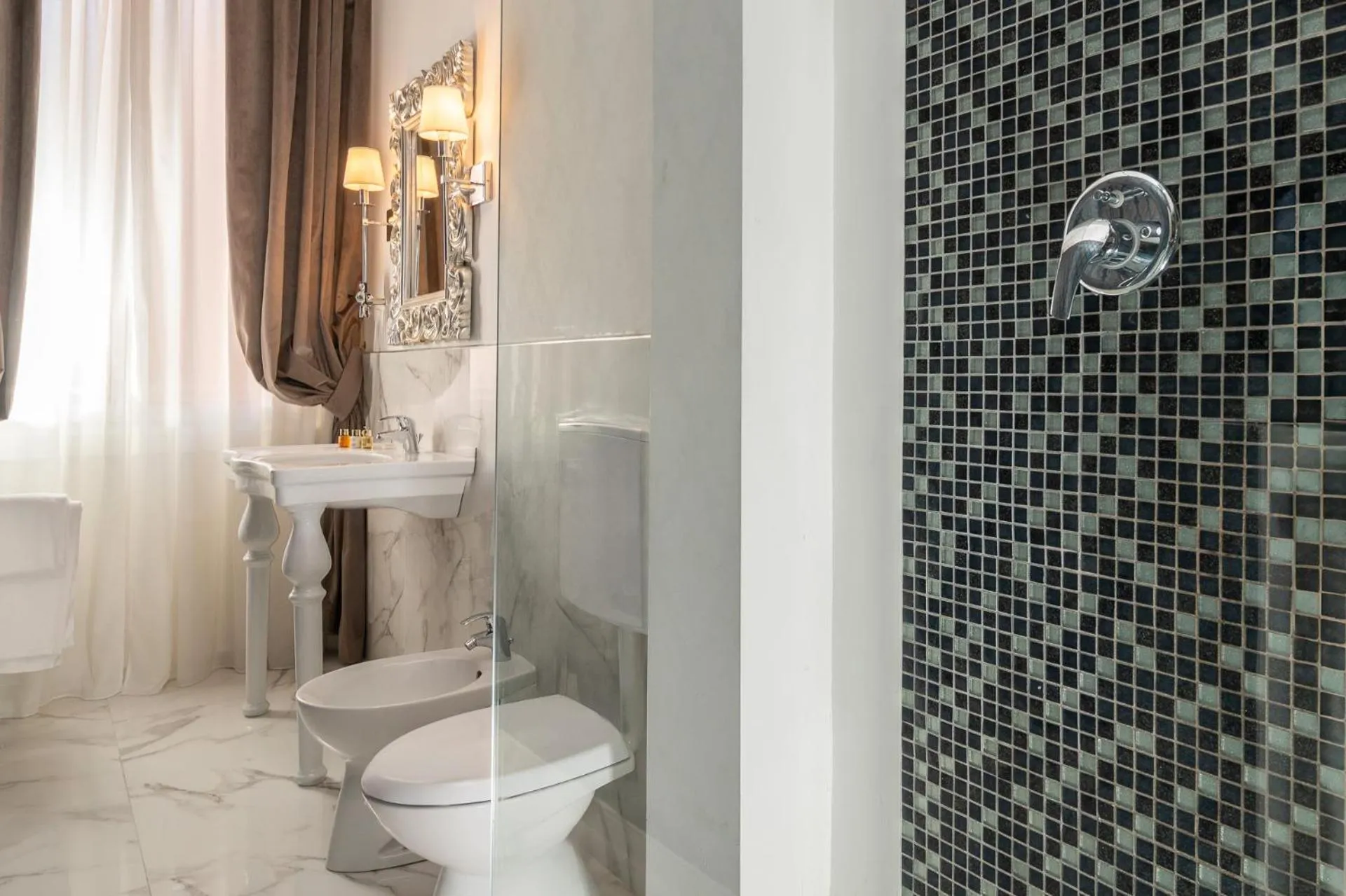 Shower in Albergo Rossini 1936 - Small & Charming