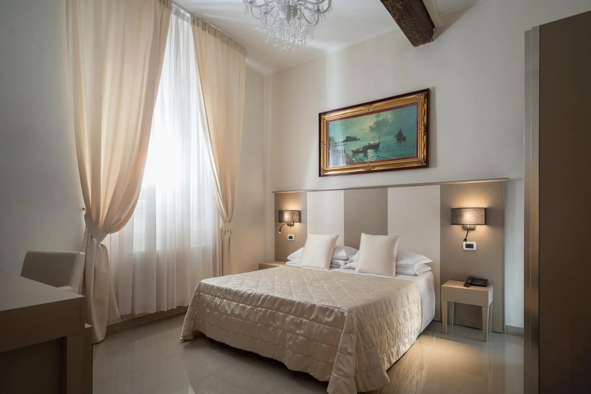 Photo of the whole room, Bed in Albergo Rossini 1936 - Small & Charming