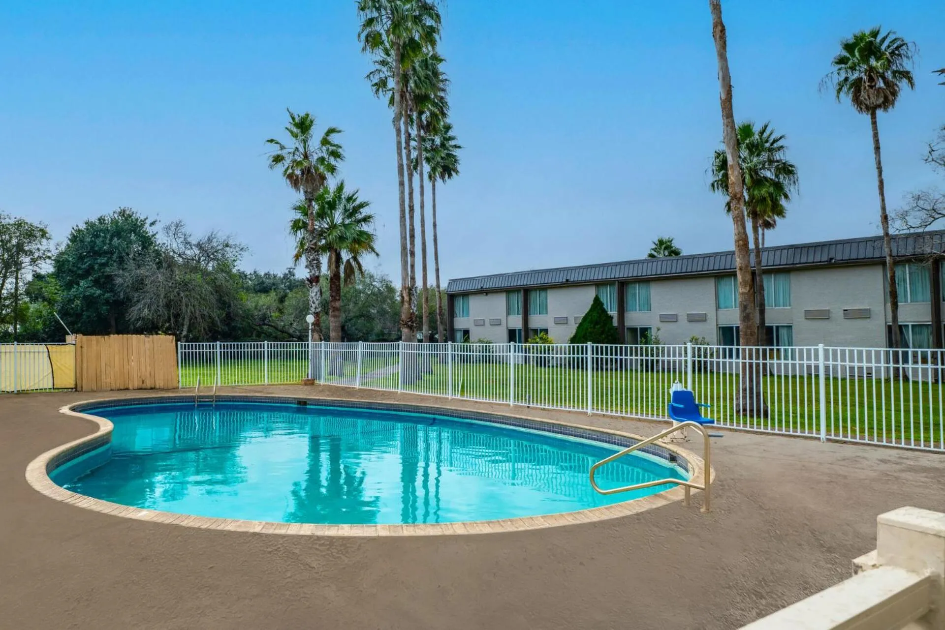 Swimming pool in Quality Inn