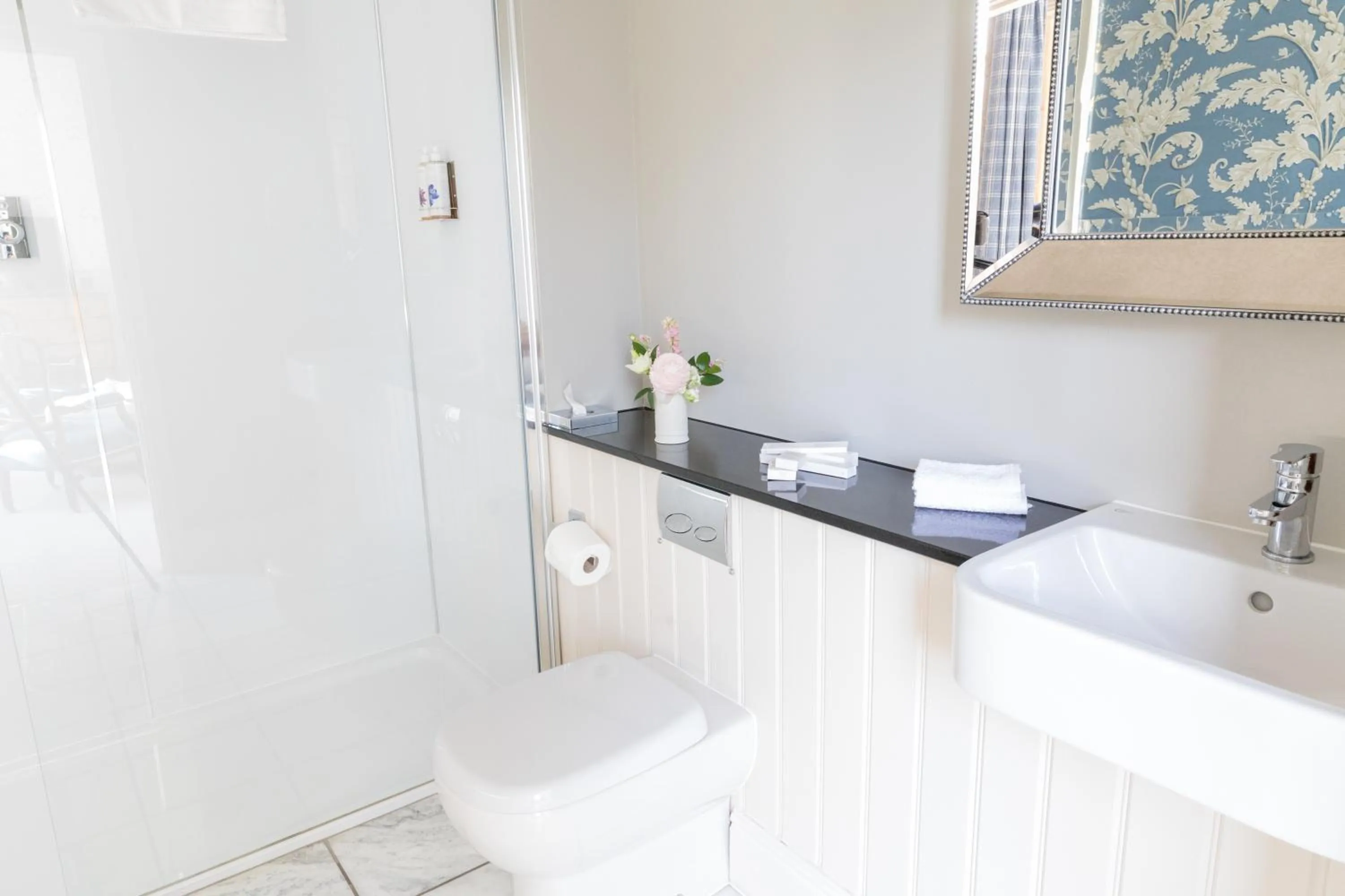 Shower in Tickton Grange Hotel