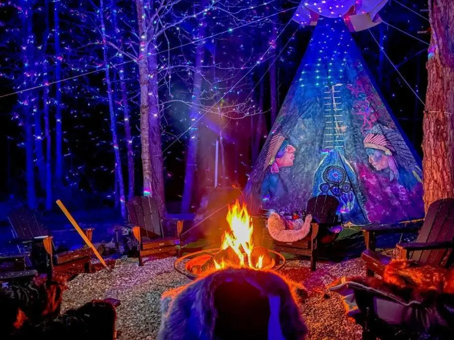 Enchanted Forest Cabin And Teepee! Lights & Laser Show! Private Hot Tub! Unique Stay!