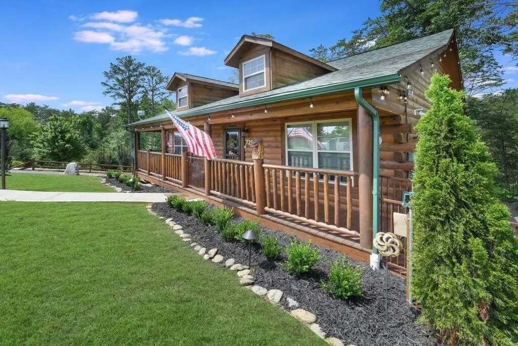 Enchanted Forest Cabin And Teepee! Lights & Laser Show! Private Hot Tub! Unique Stay!