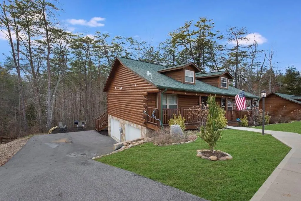 Enchanted Forest Cabin And Teepee! Lights & Laser Show! Private Hot Tub! Unique Stay!