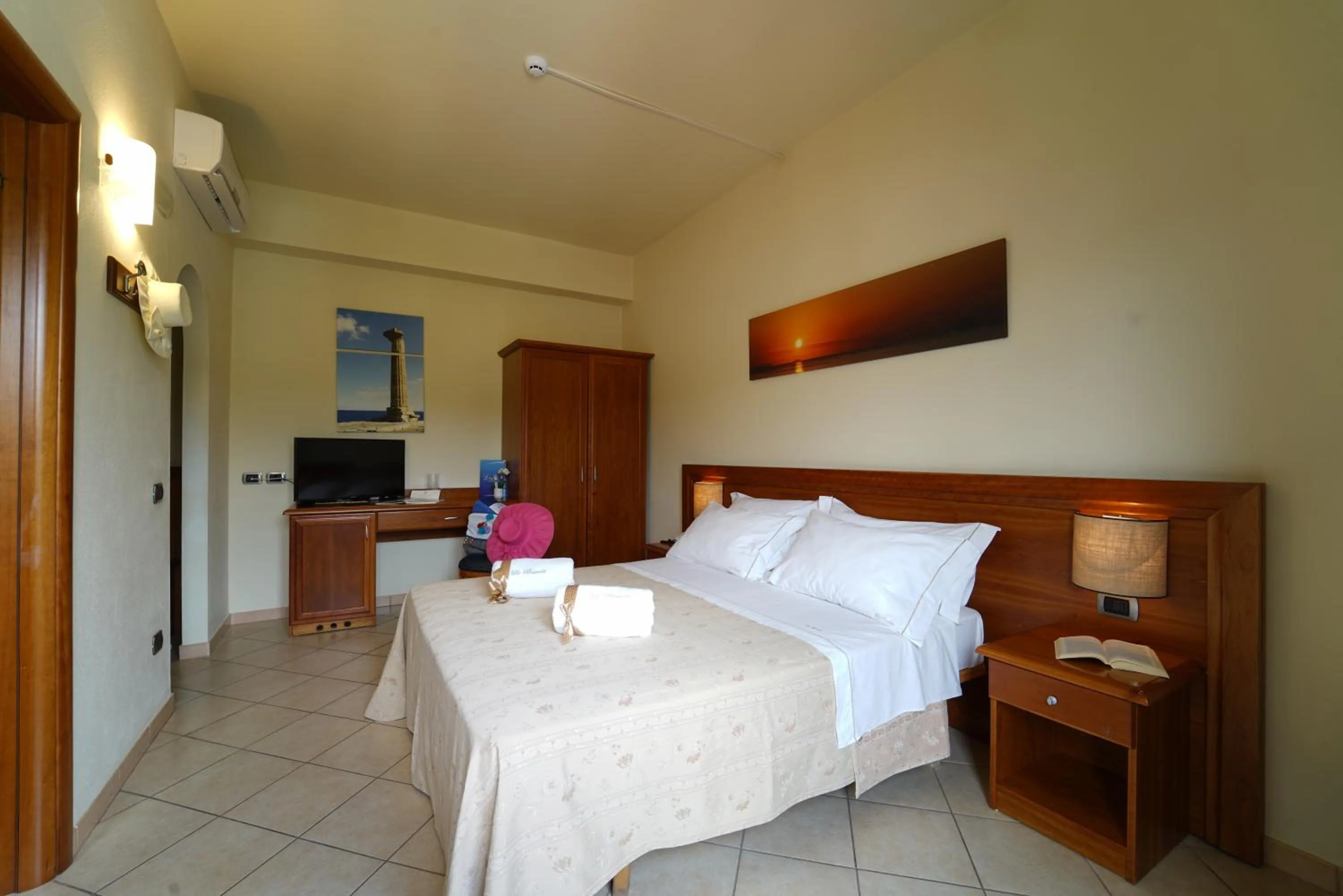 Bedroom, Bed in La Bussola Hotel Calabria