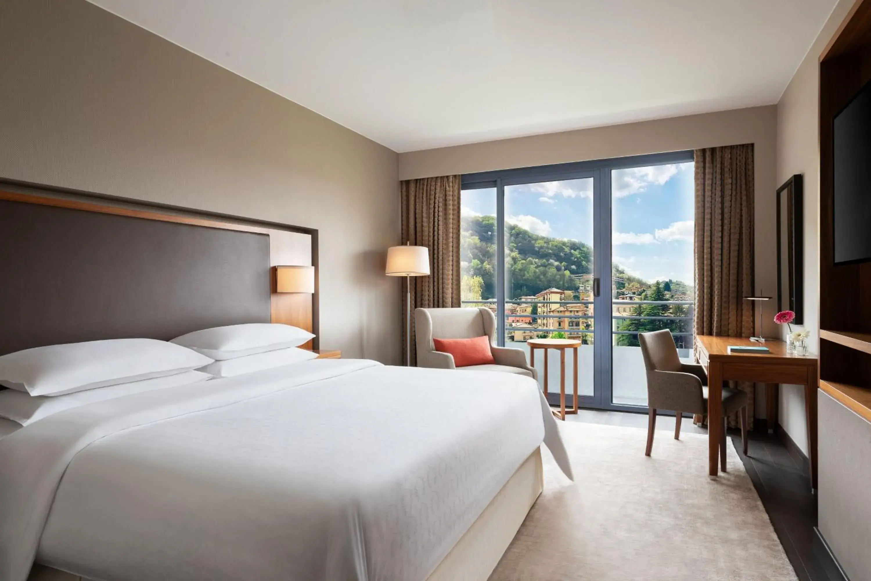 Deluxe King Room with Pool View in Sheraton Lake Como Hotel Deluxe King Room with Pool View in Sheraton Lake Como Hotel