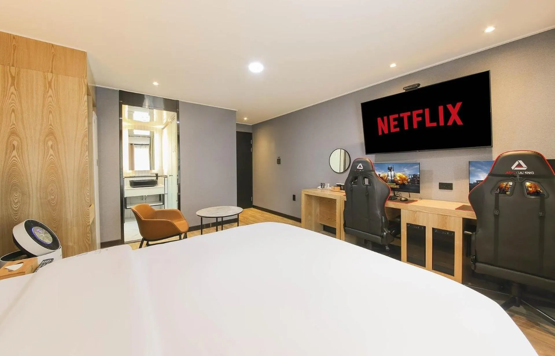 Communal lounge/ TV room in LABE Hotel