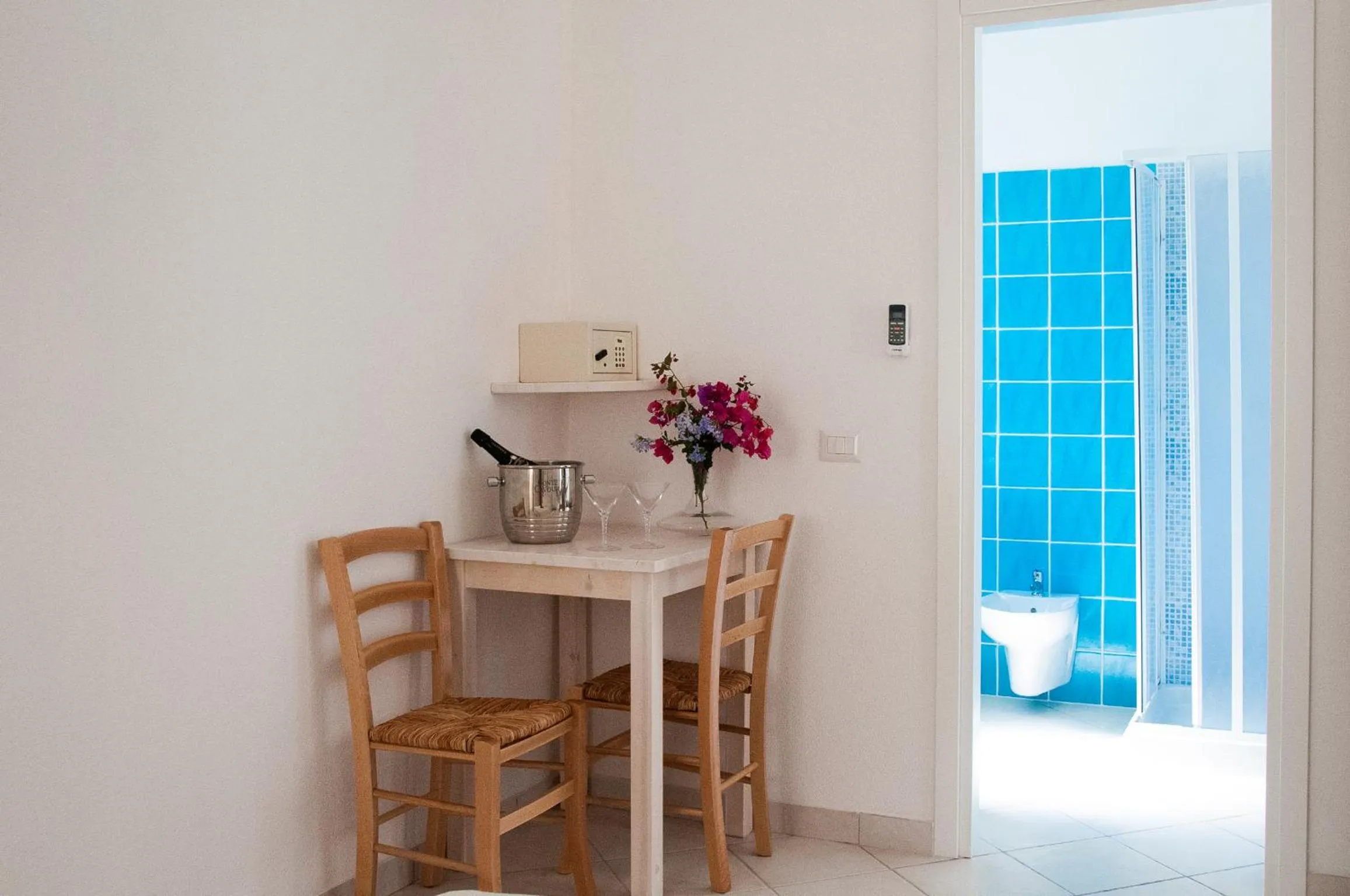 Photo of the whole room in Meta Hotel