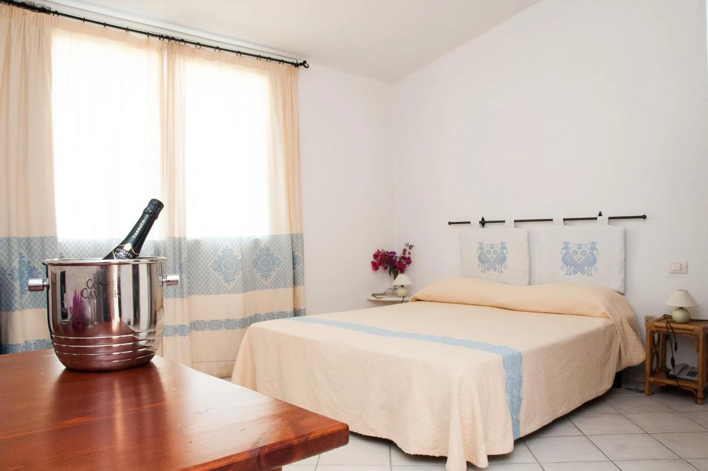 Photo of the whole room in Meta Hotel