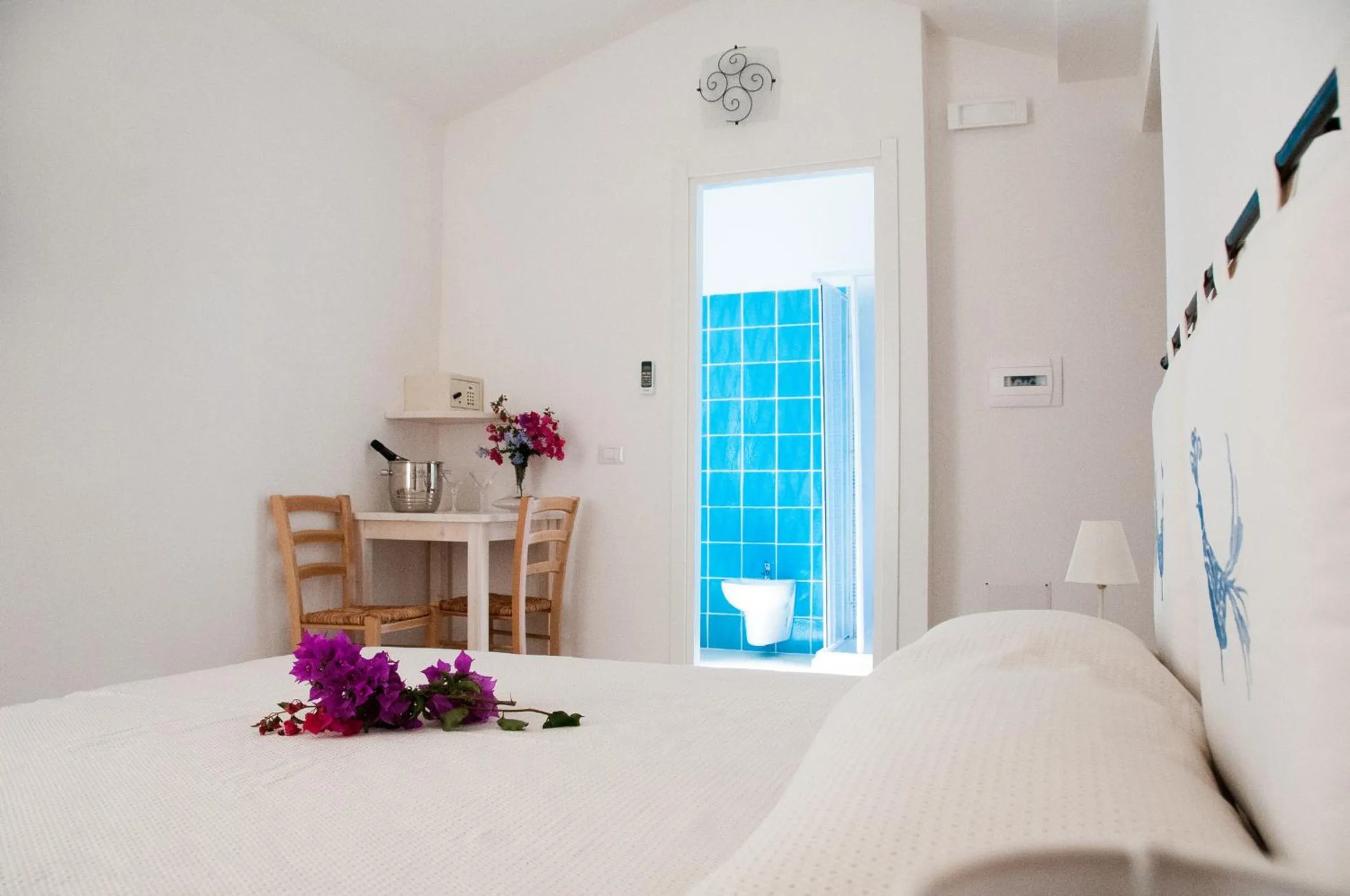 Photo of the whole room in Meta Hotel