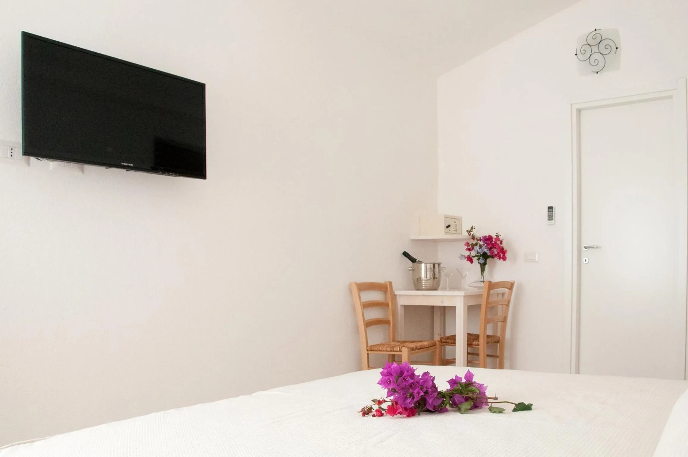 Photo of the whole room in Meta Hotel