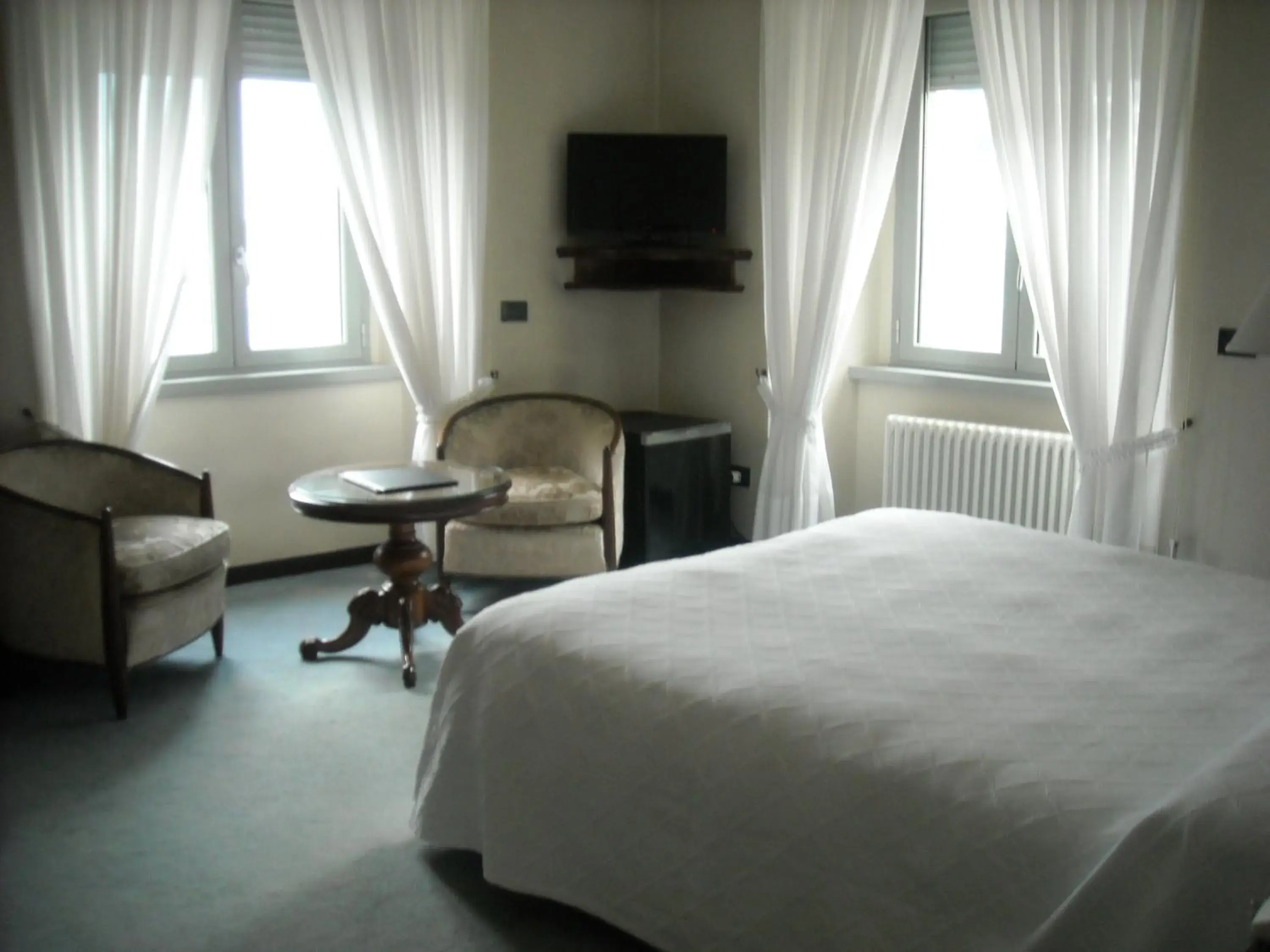 Photo of the whole room, Bed in Hotel Metropole Suisse