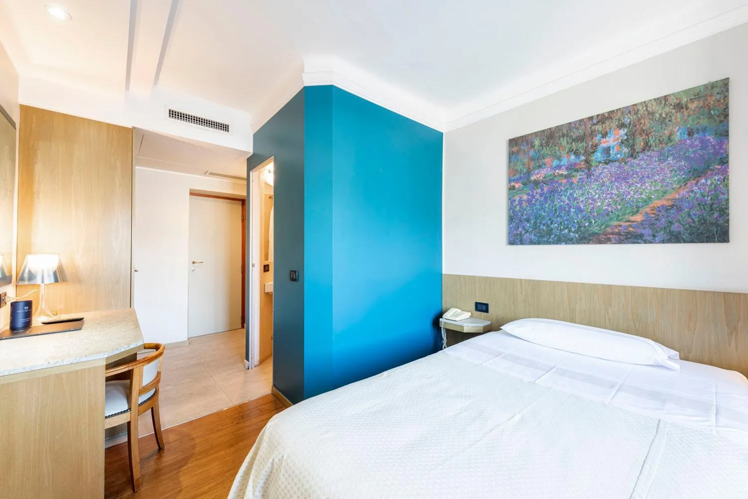 Bed in Hotel Metropole Suisse