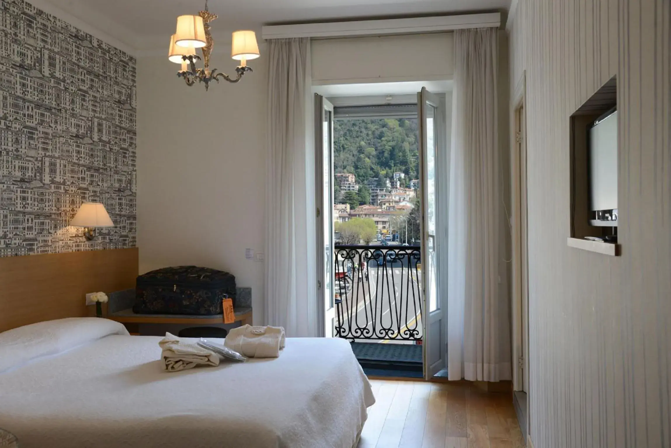 Bed in Hotel Metropole Suisse