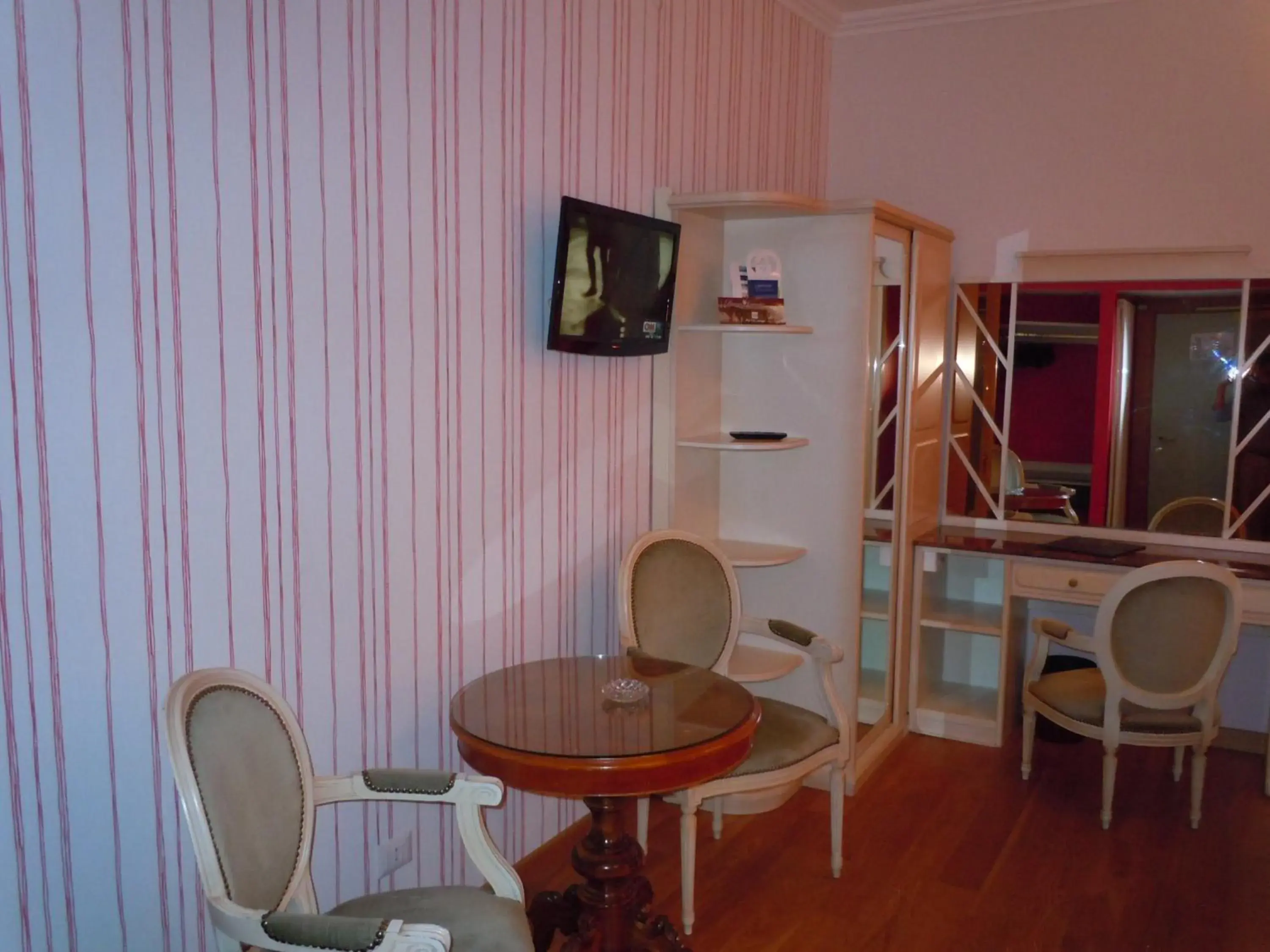 TV and multimedia, Dining Area in Hotel Metropole Suisse