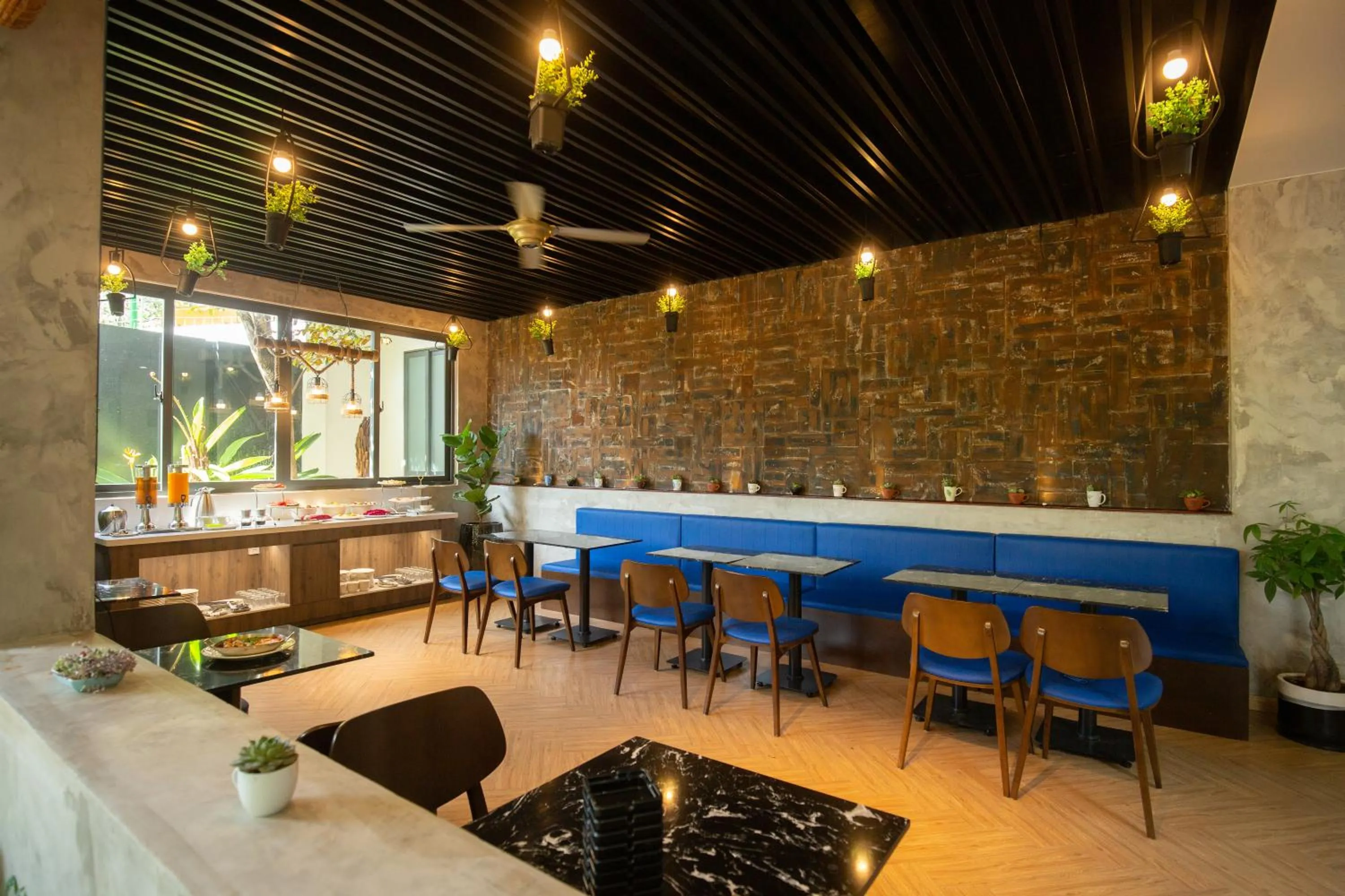 Restaurant/places to eat in Fati Boutique Hotel & Apartment