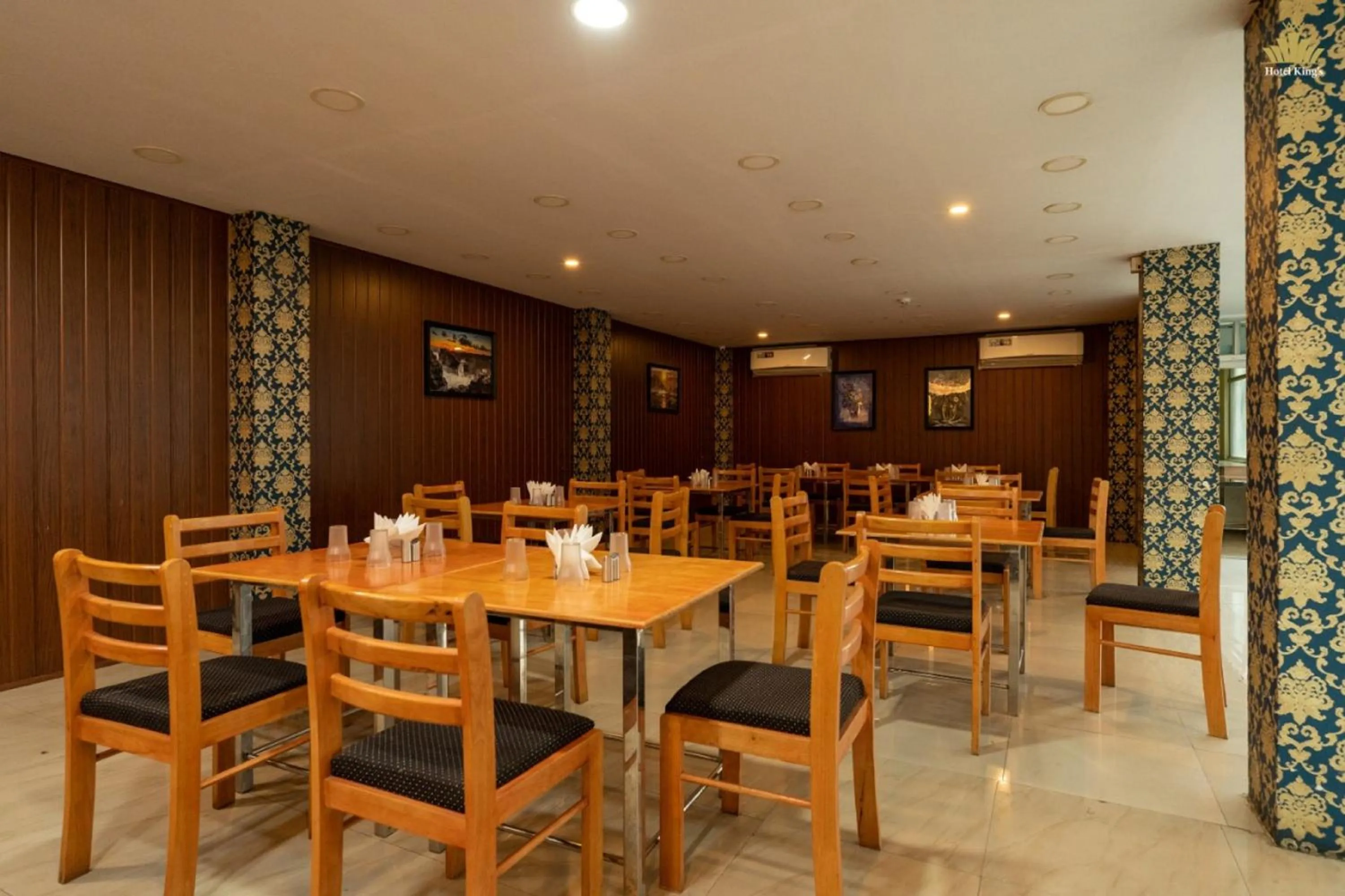 Restaurant/places to eat in Hotel The King's