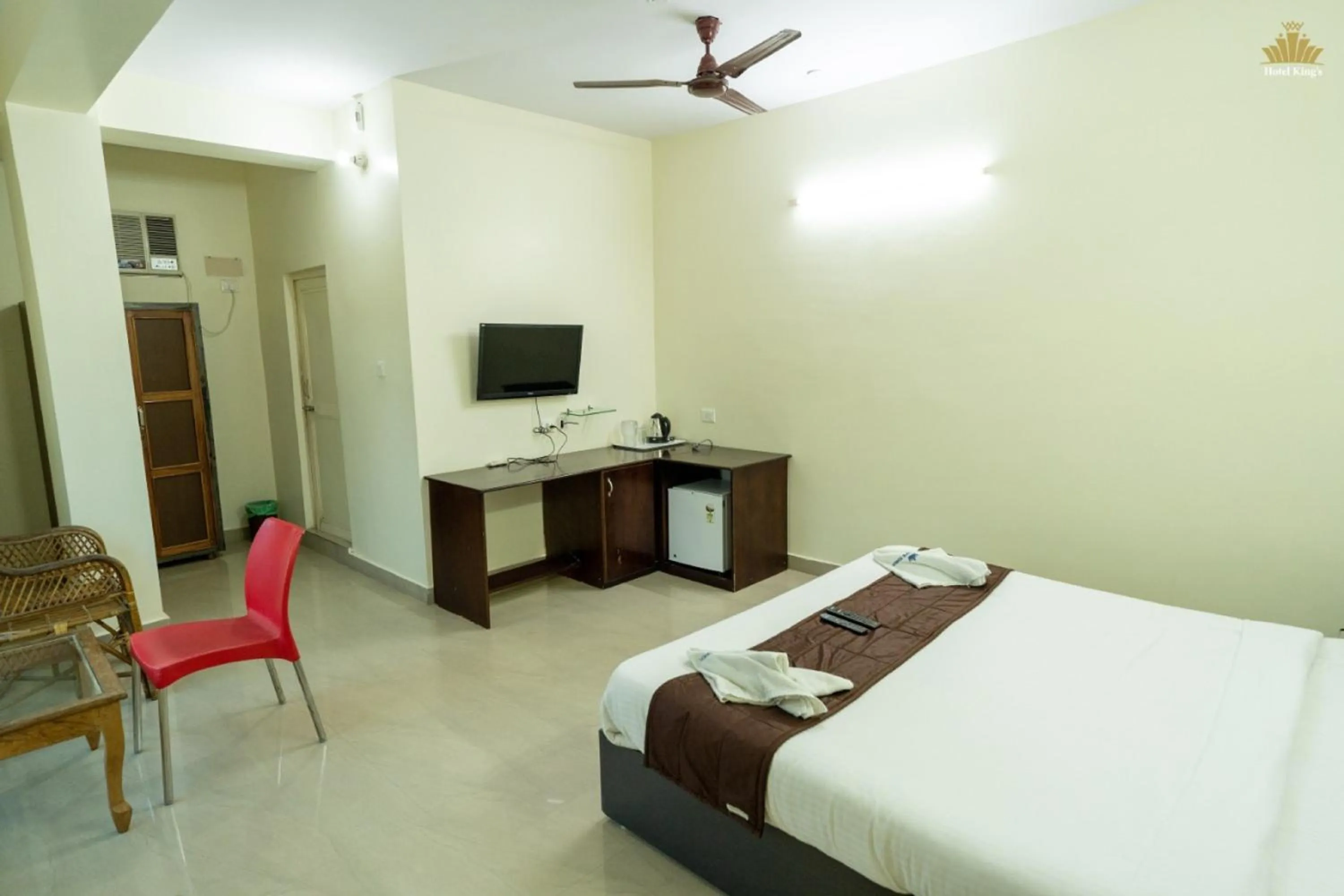 Photo of the whole room, Bed in Hotel The King's