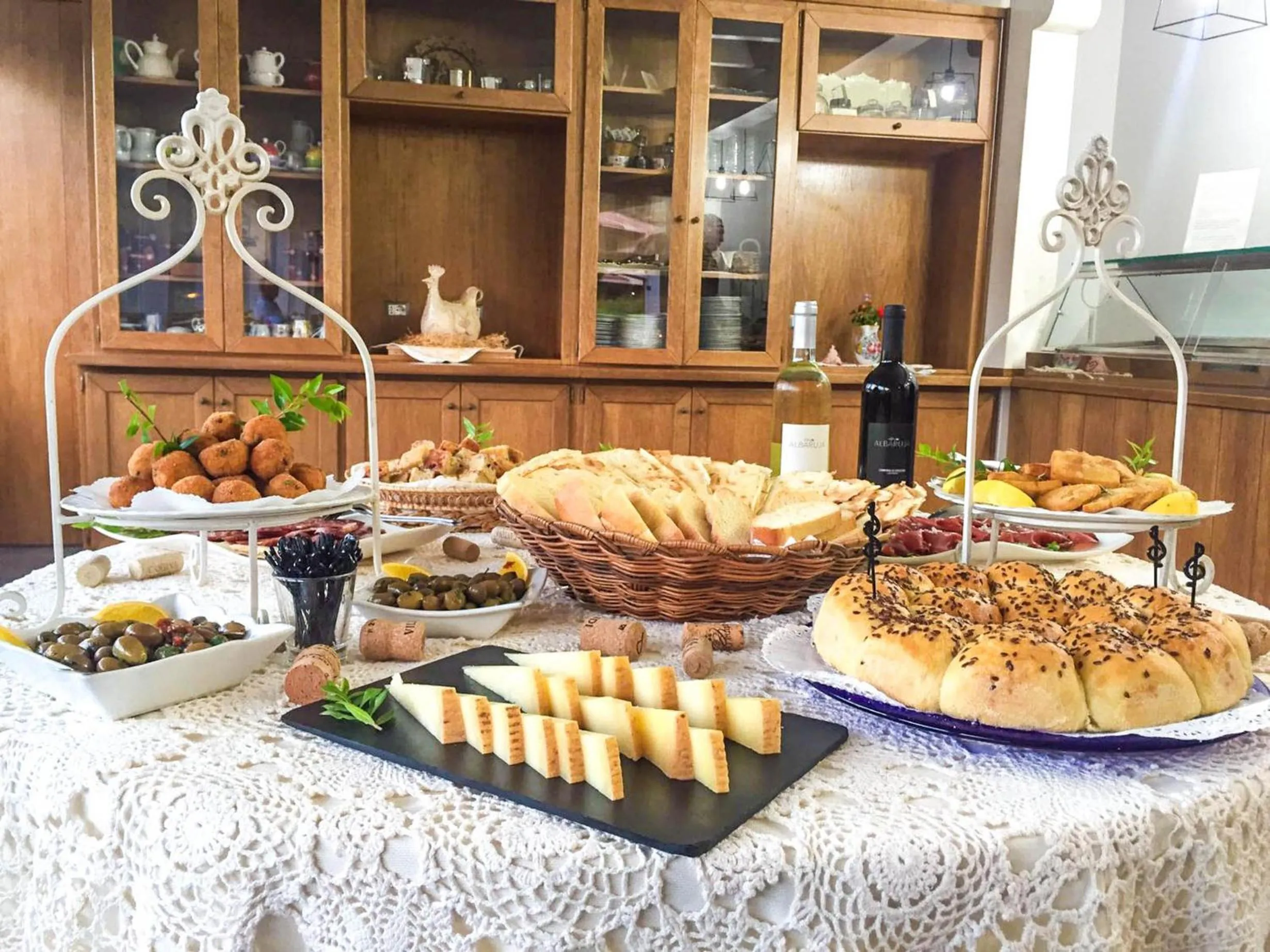 Food and drinks in Albaruja Hotel