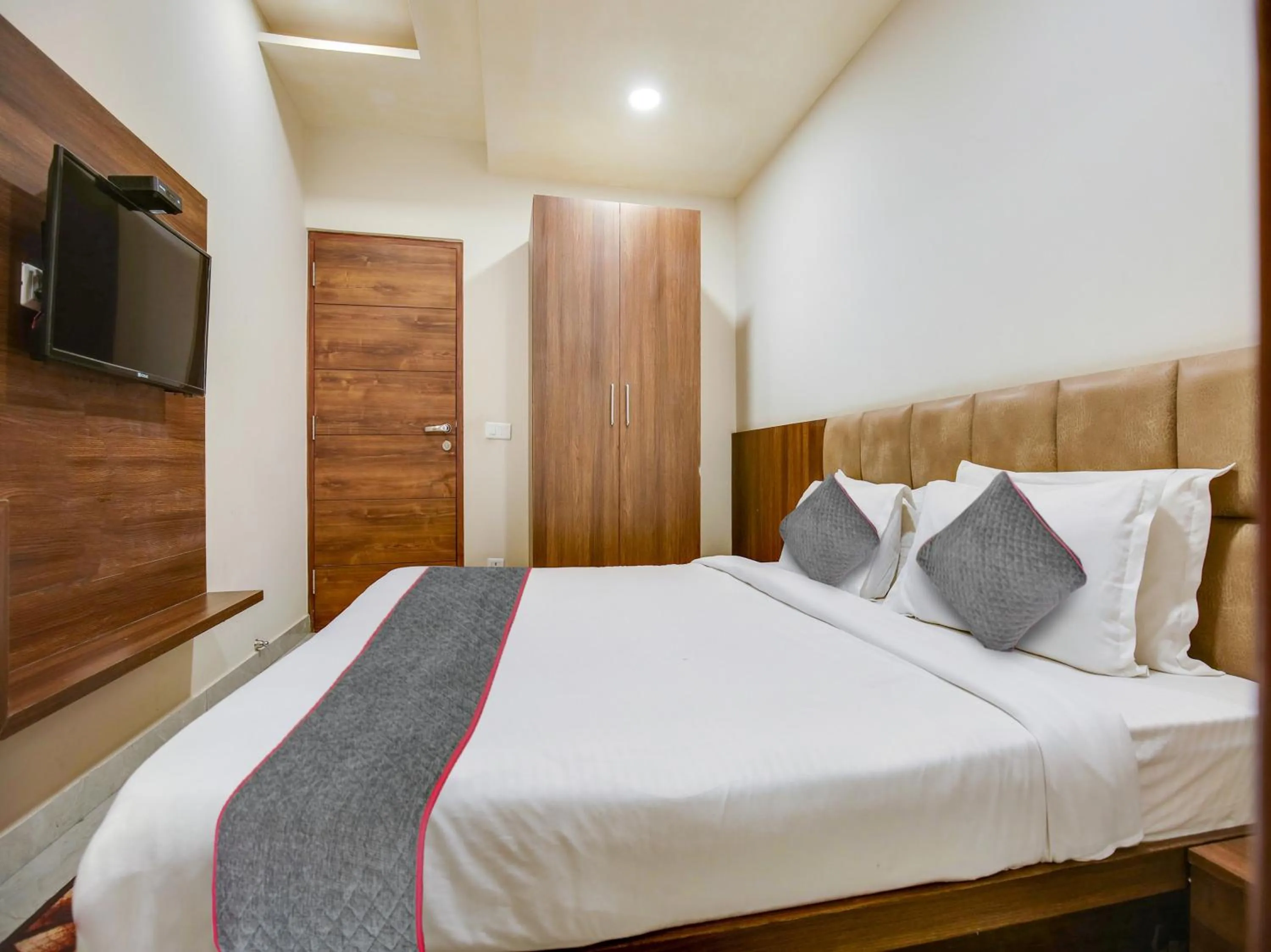 Bedroom, Bed in Hotel Ludhiana Regency