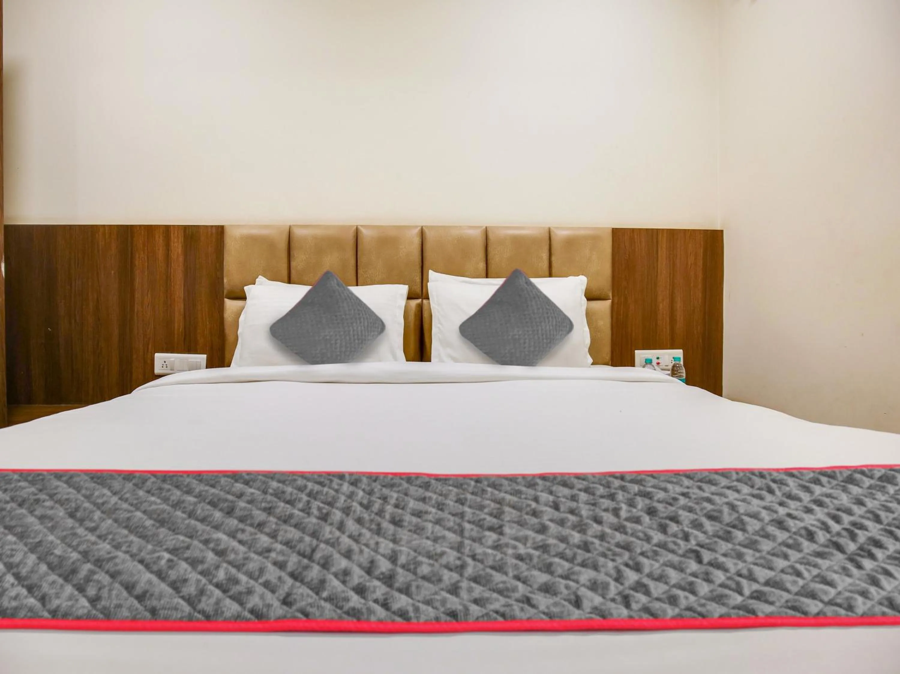 Bedroom, Bed in Hotel Ludhiana Regency