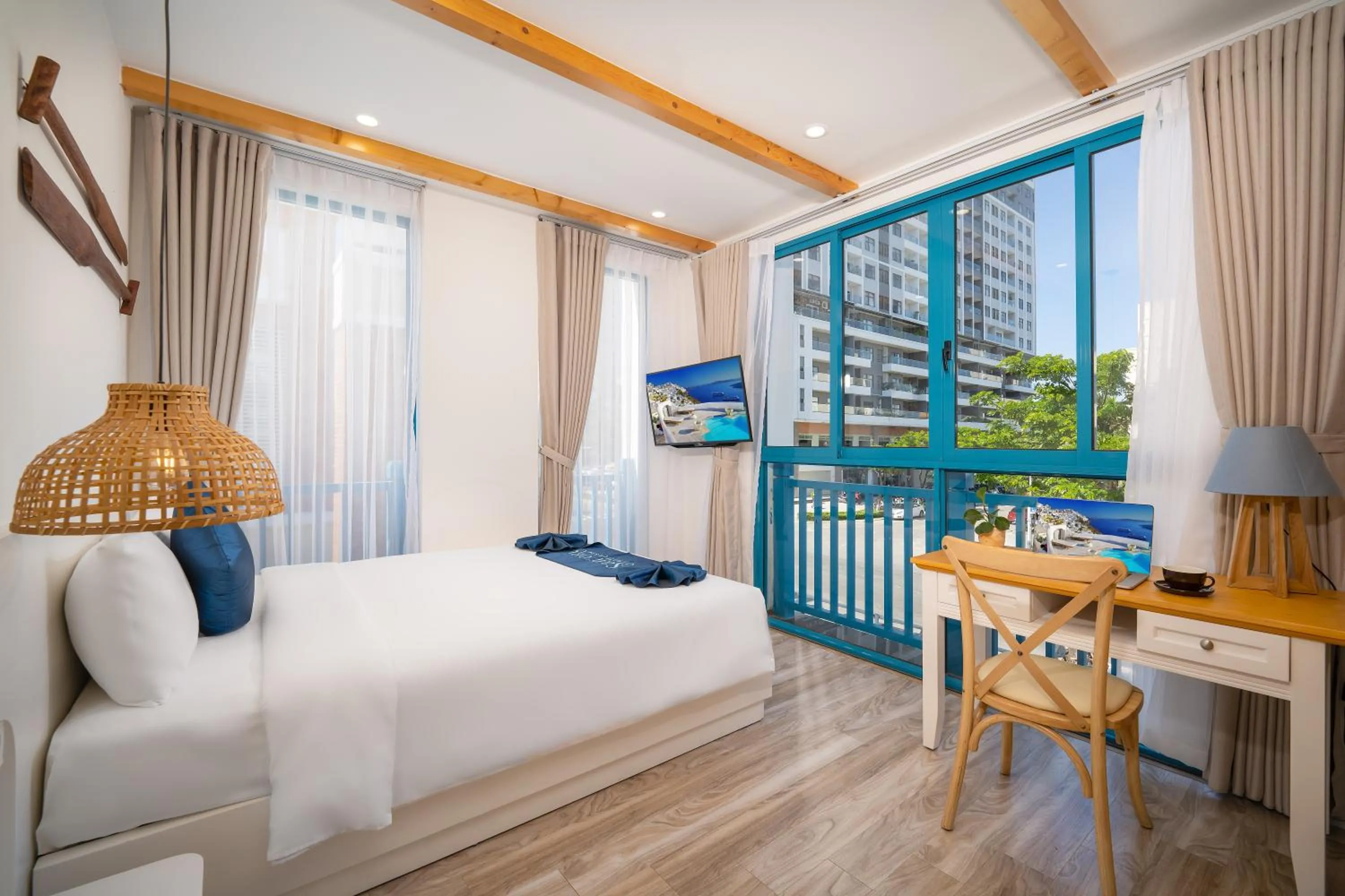 Shower, Bed in Santori Hotel And Spa