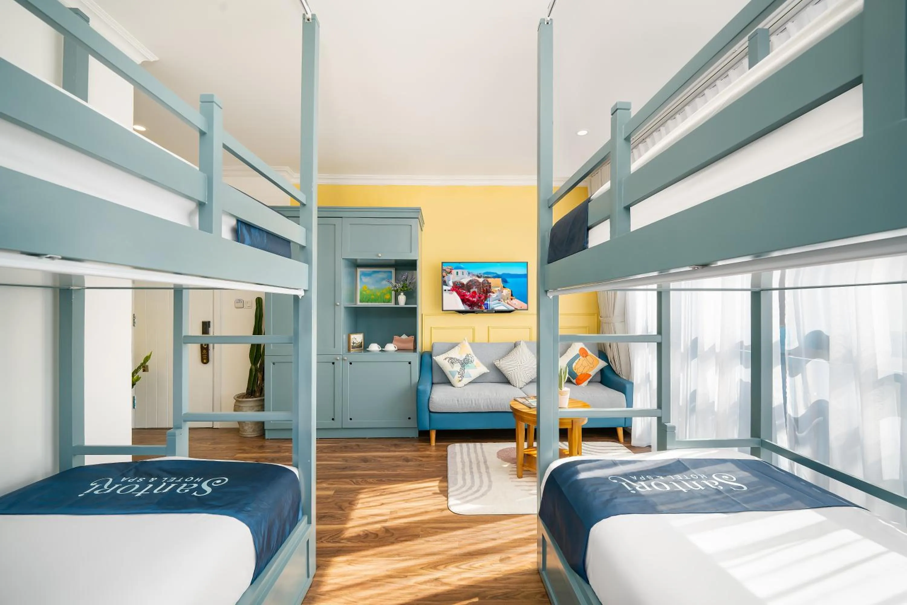 bunk bed, Bed in Santori Hotel And Spa