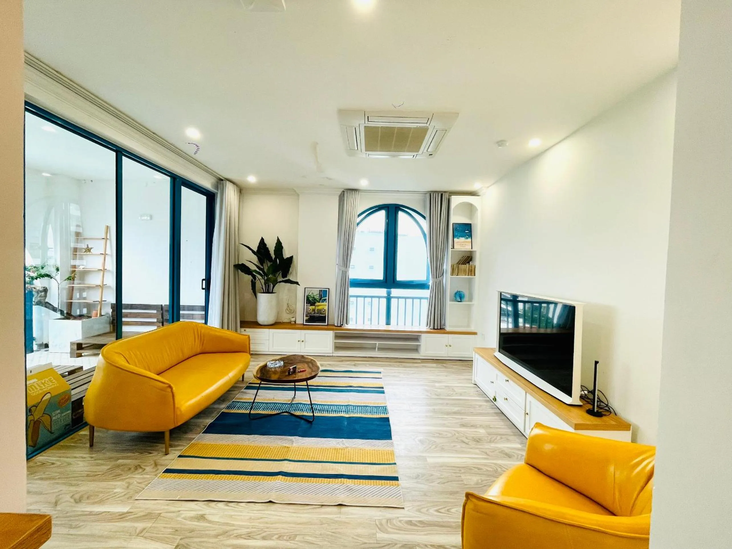 TV and multimedia in Santori Hotel And Spa