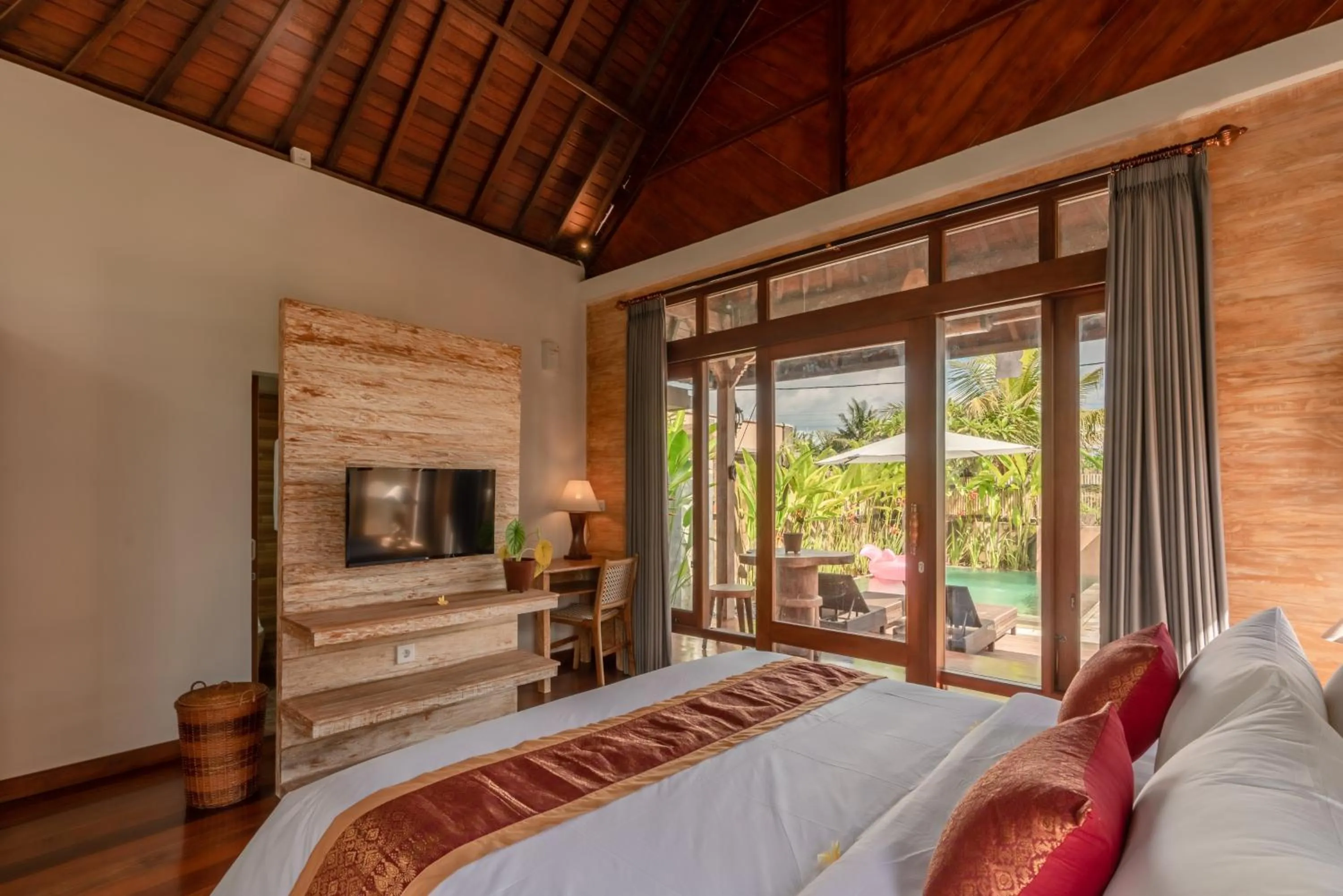 Photo of the whole room, Bed in Sridewi Villas Ubud