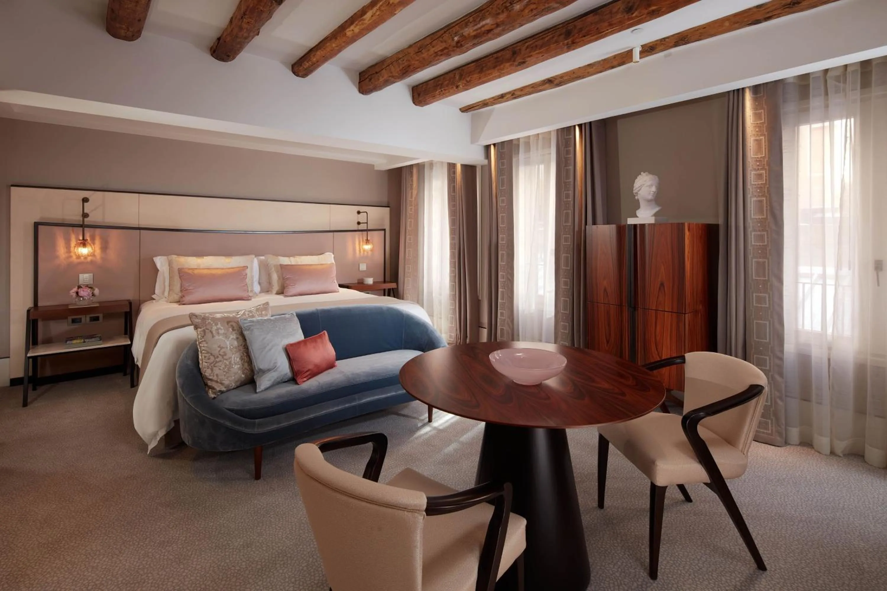 Photo of the whole room, Bed in The St. Regis Venice