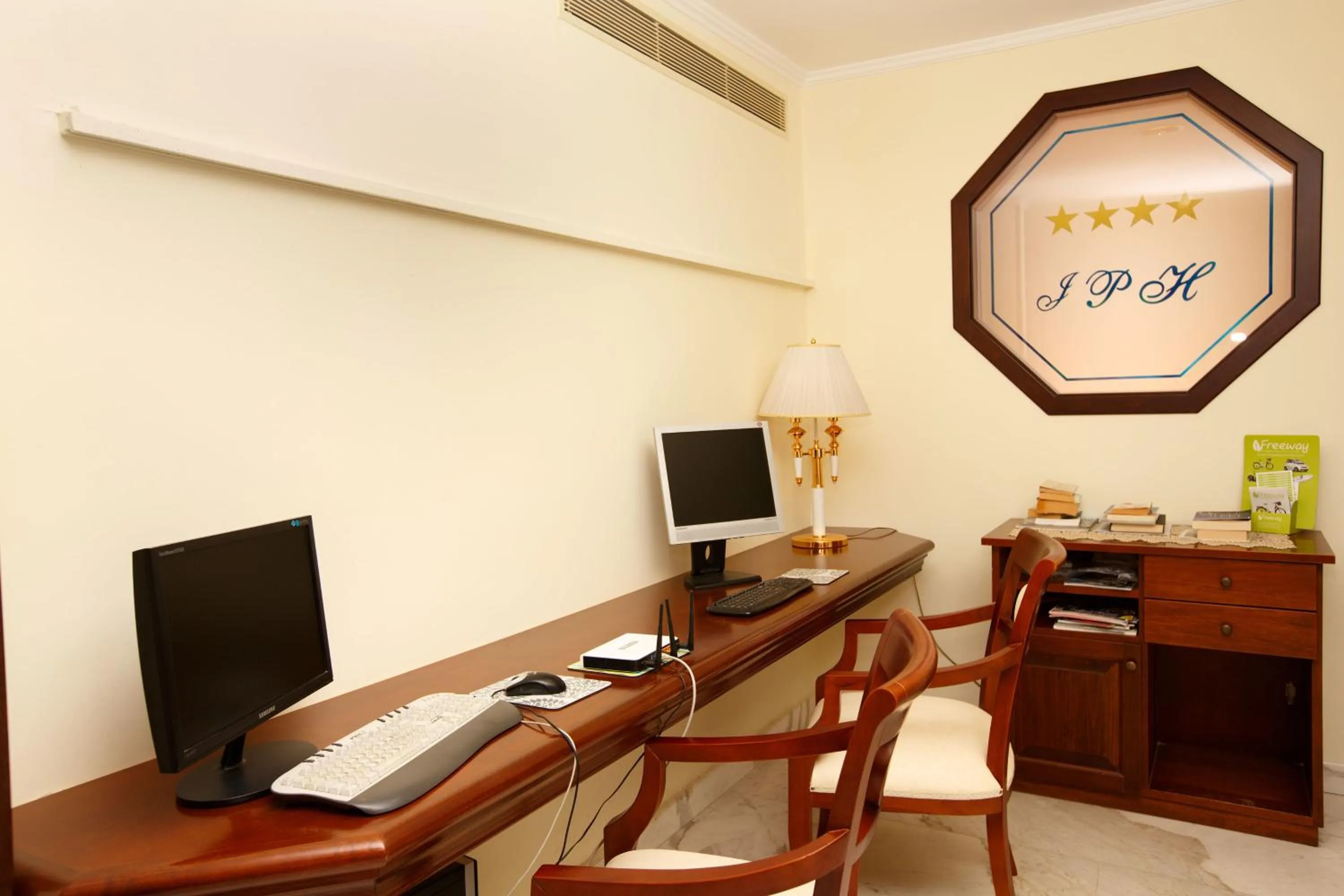 TV and multimedia in Johanna Park Hotel