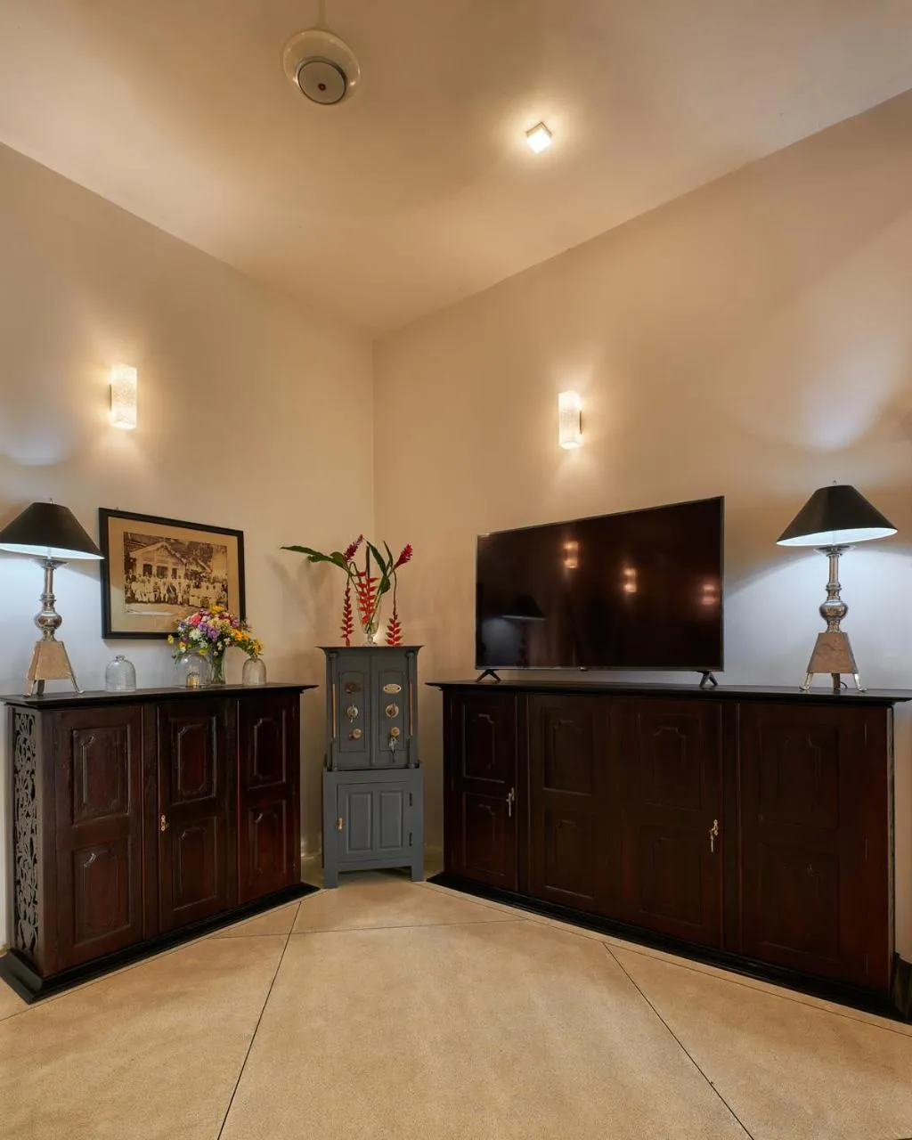 Communal lounge/ TV room in The Divine Villa