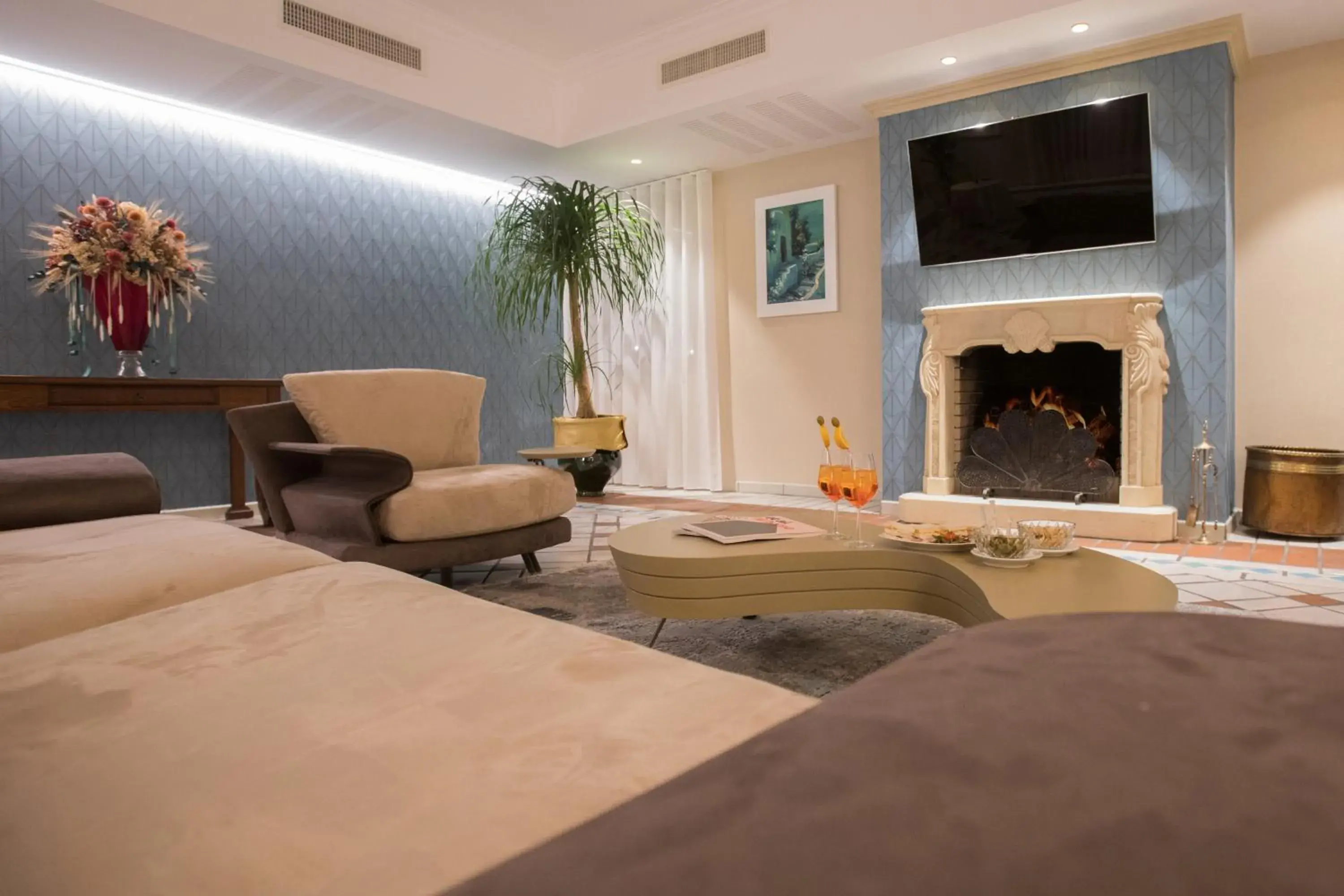 Communal lounge/ TV room, Bed in Hotel Hermitage Communal lounge/ TV room, Bed in Hotel Hermitage