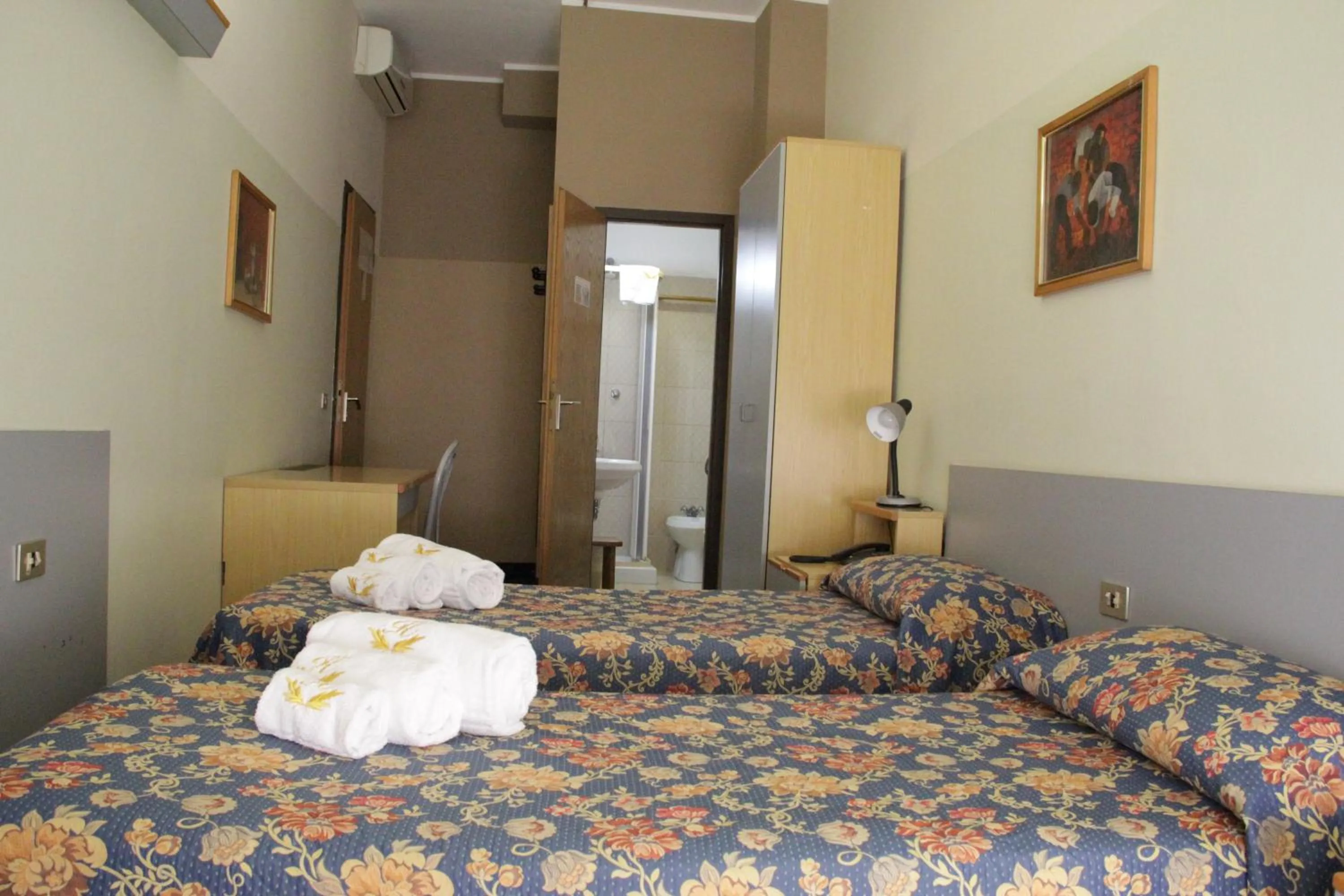 Bedroom, Bed in Hotel Lugano