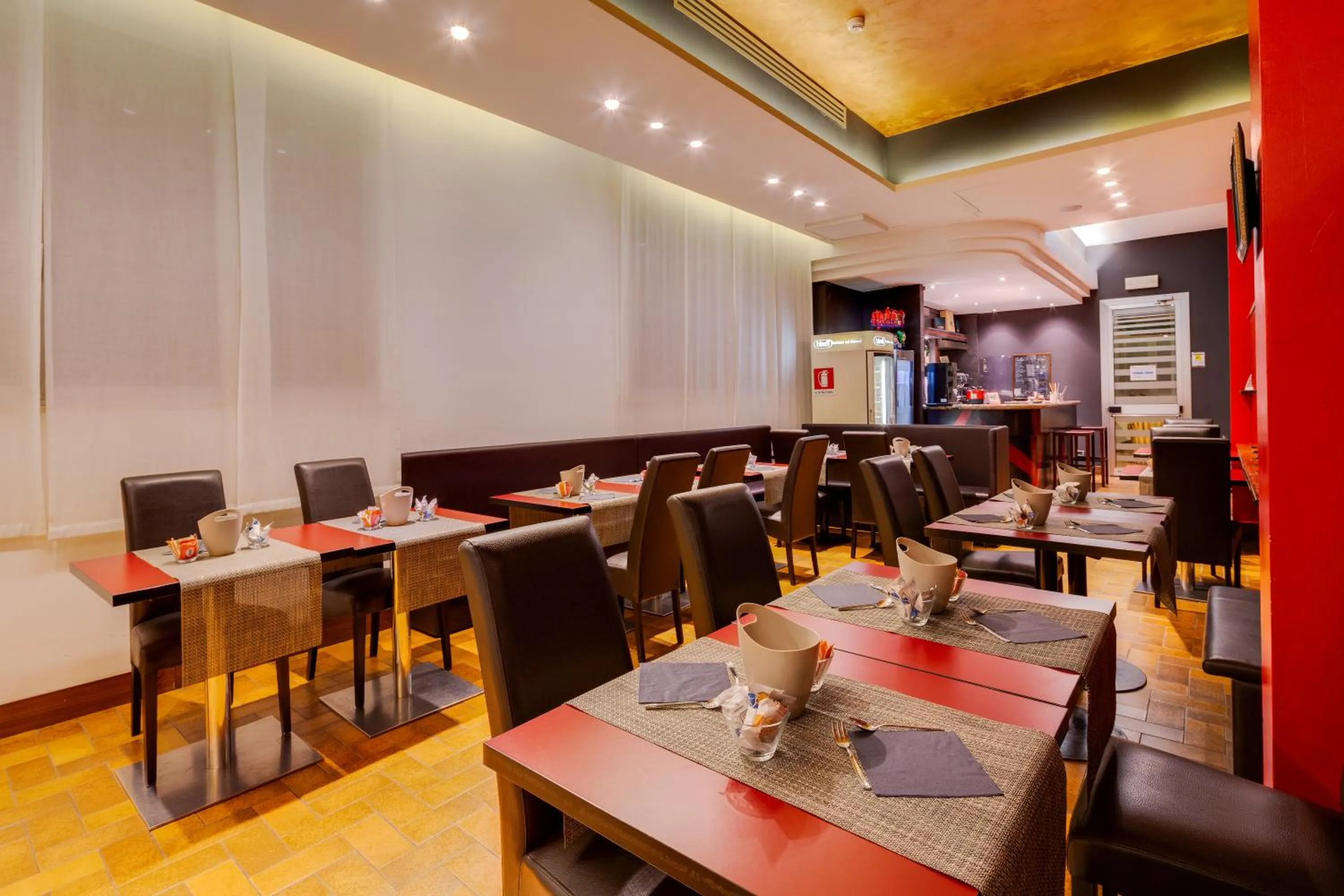 Restaurant/places to eat in Jet Hotel, Sure Hotel Collection by Best Western