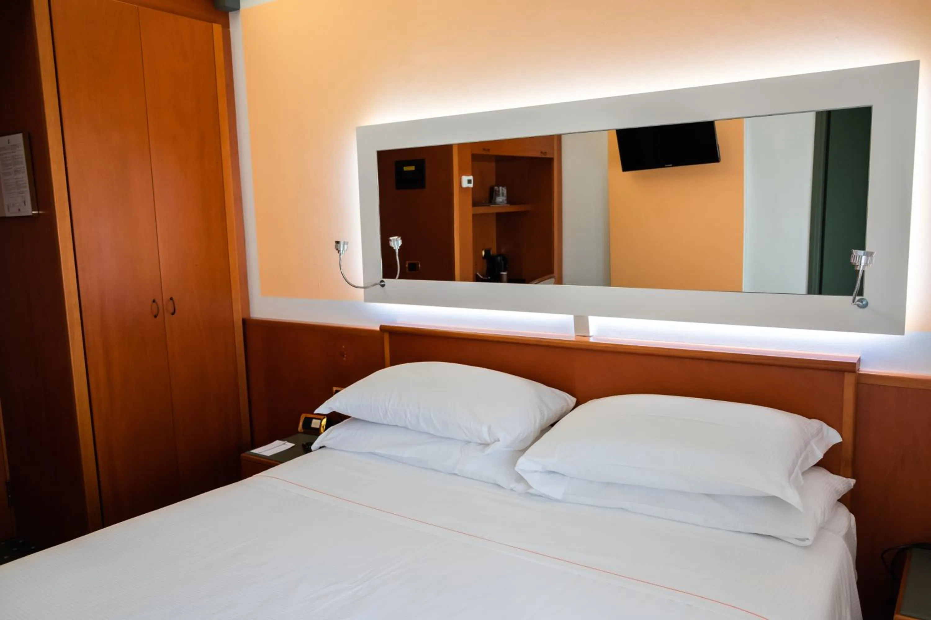 Bedroom, Bed in Jet Hotel, Sure Hotel Collection by Best Western