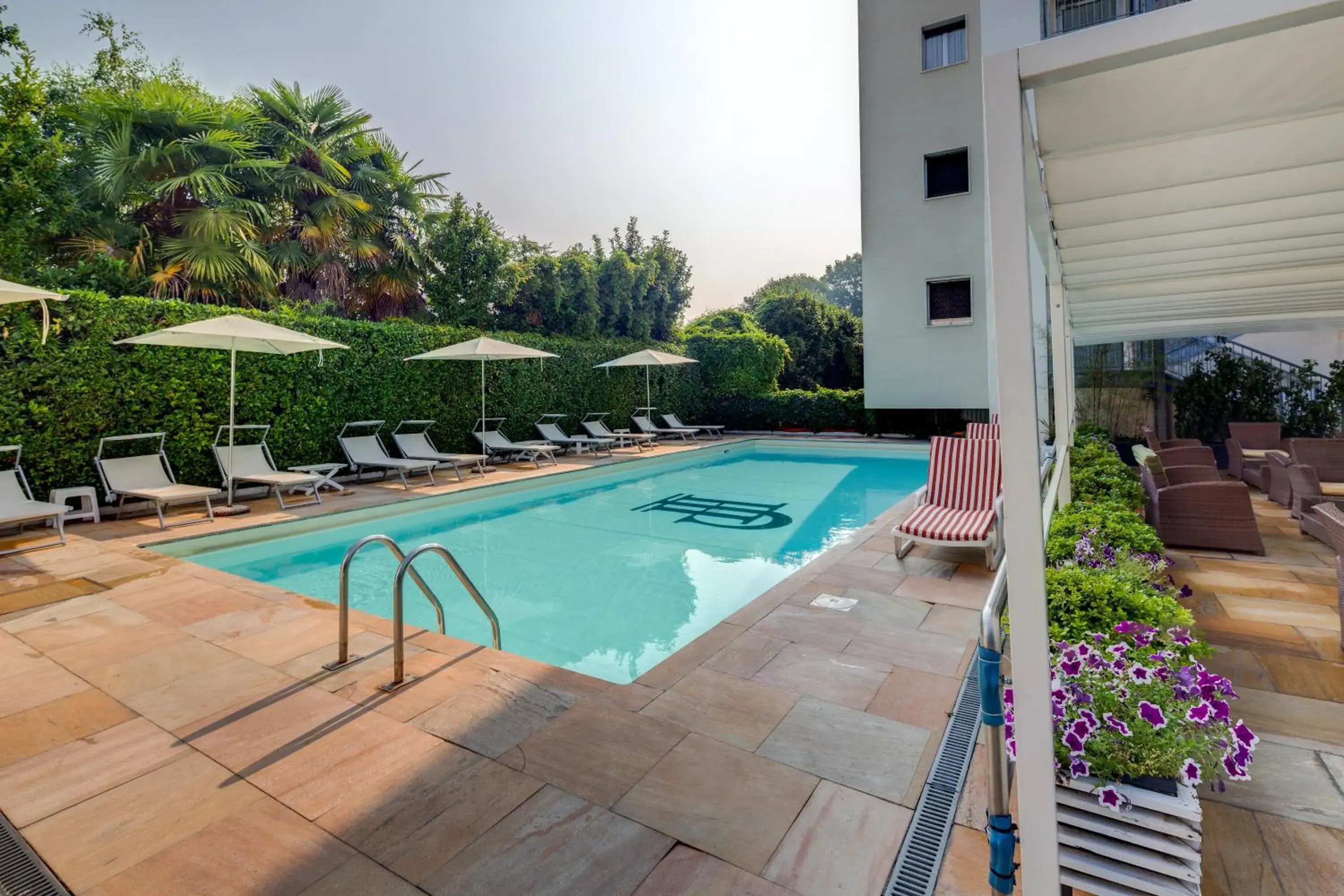 Swimming pool in Jet Hotel, Sure Hotel Collection by Best Western Swimming pool in Jet Hotel, Sure Hotel Collection by Best Western