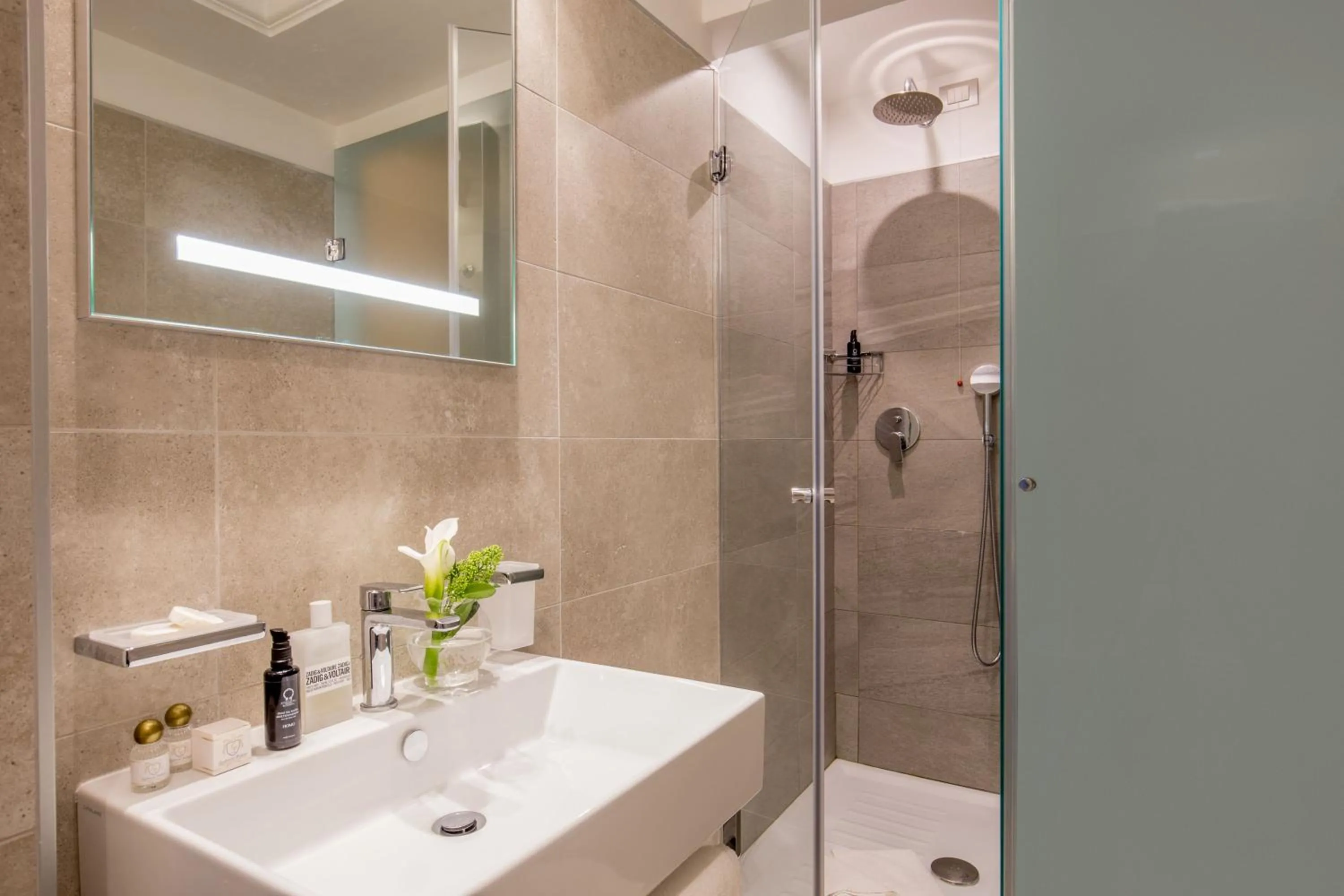 Shower in Ludovisi Palace Hotel