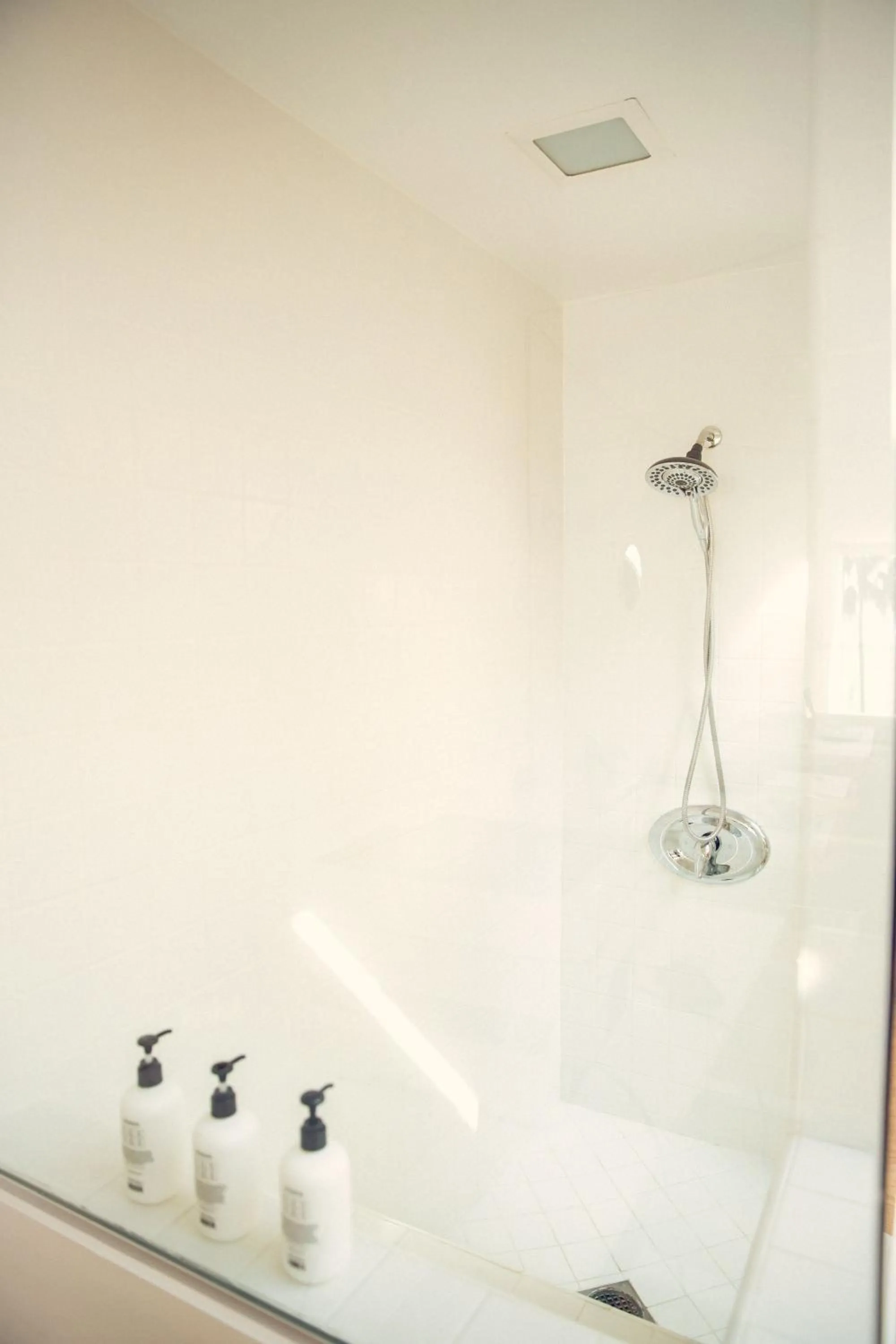 Shower in STAY OPEN Venice Beach