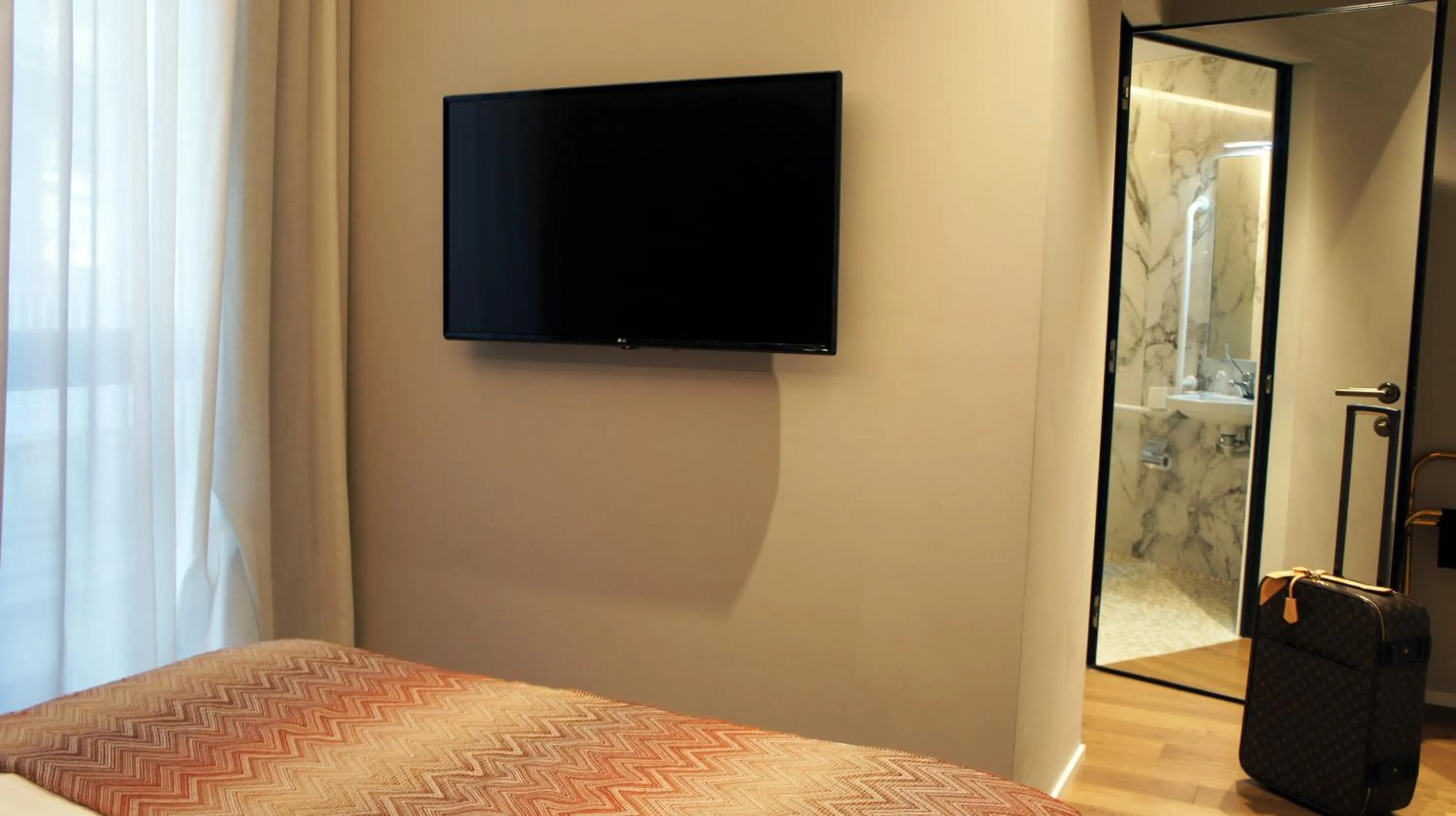 Communal lounge/ TV room, Bed in Smart Hotel Binario - Self Check-In