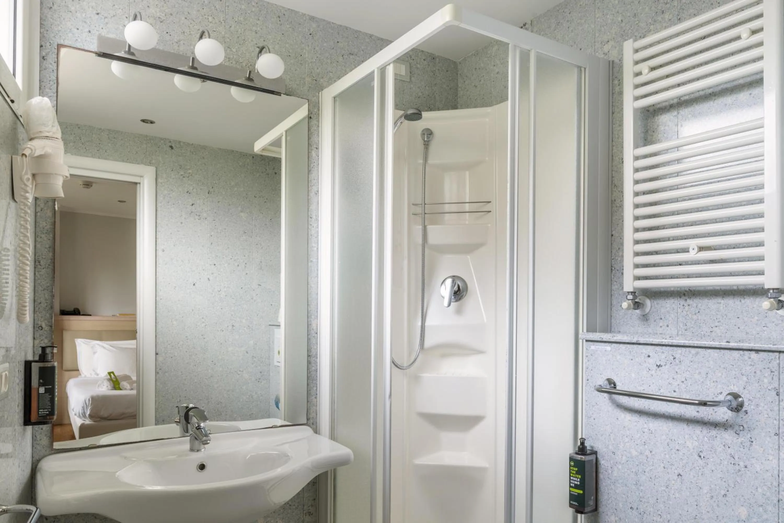 Photo of the whole room in B&B Hotels Park Hotel Suisse Santa Margherita Ligure