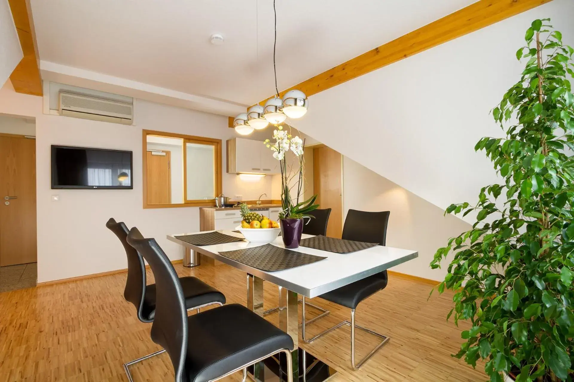 Dining Area in Hotel l'adresse garni