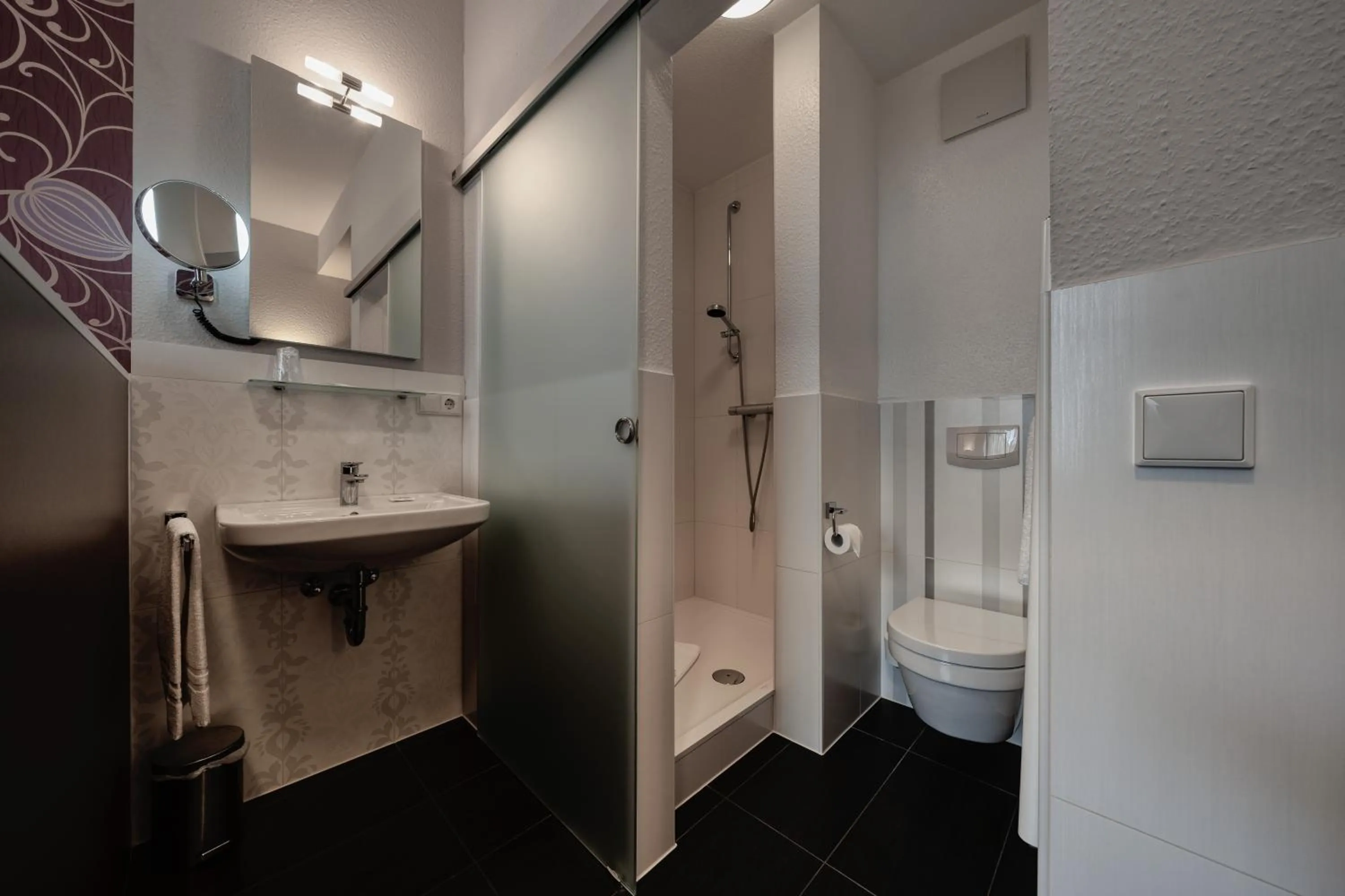 Shower in Hotel l'adresse garni