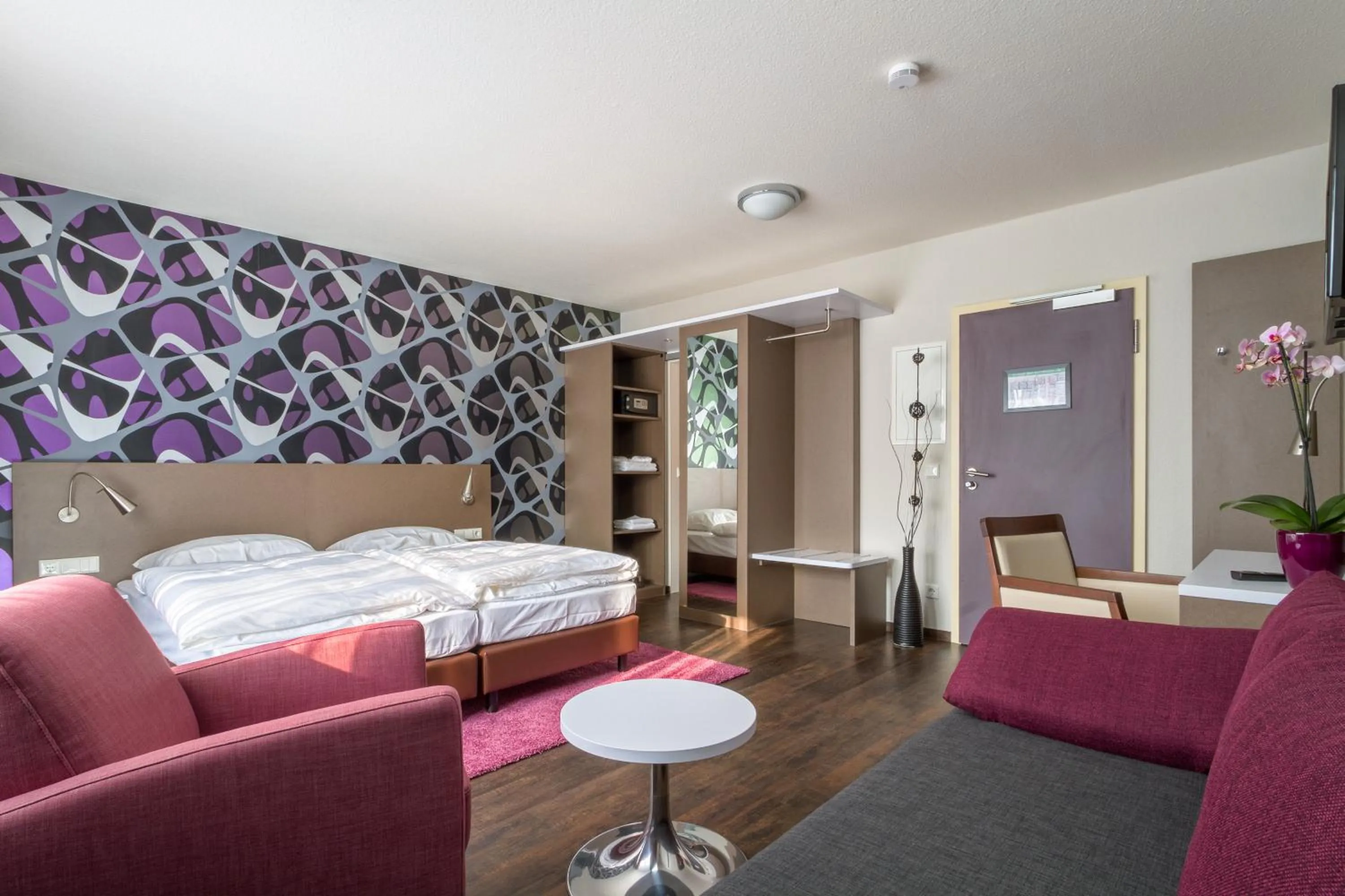 Photo of the whole room, Bed in Hotel l'adresse garni