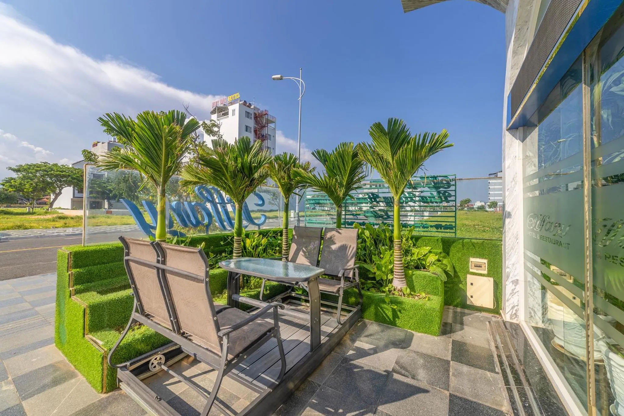 Garden in Tiffany Hotel & Restaurant