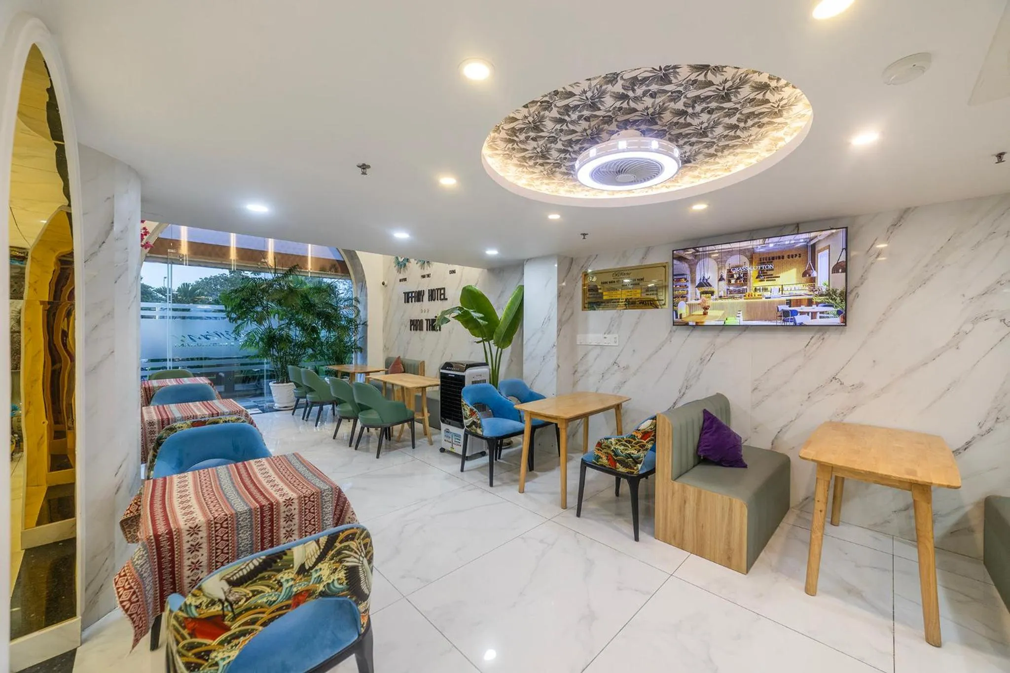 Restaurant/places to eat in Tiffany Hotel & Restaurant